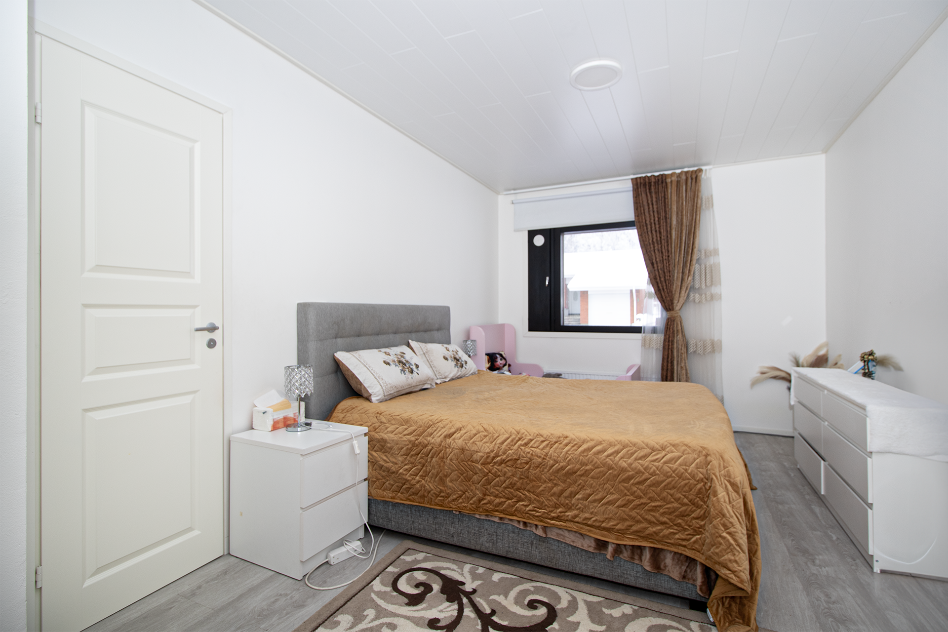 3. makuuhuone jonka yhteydessä tilava vaatehuone