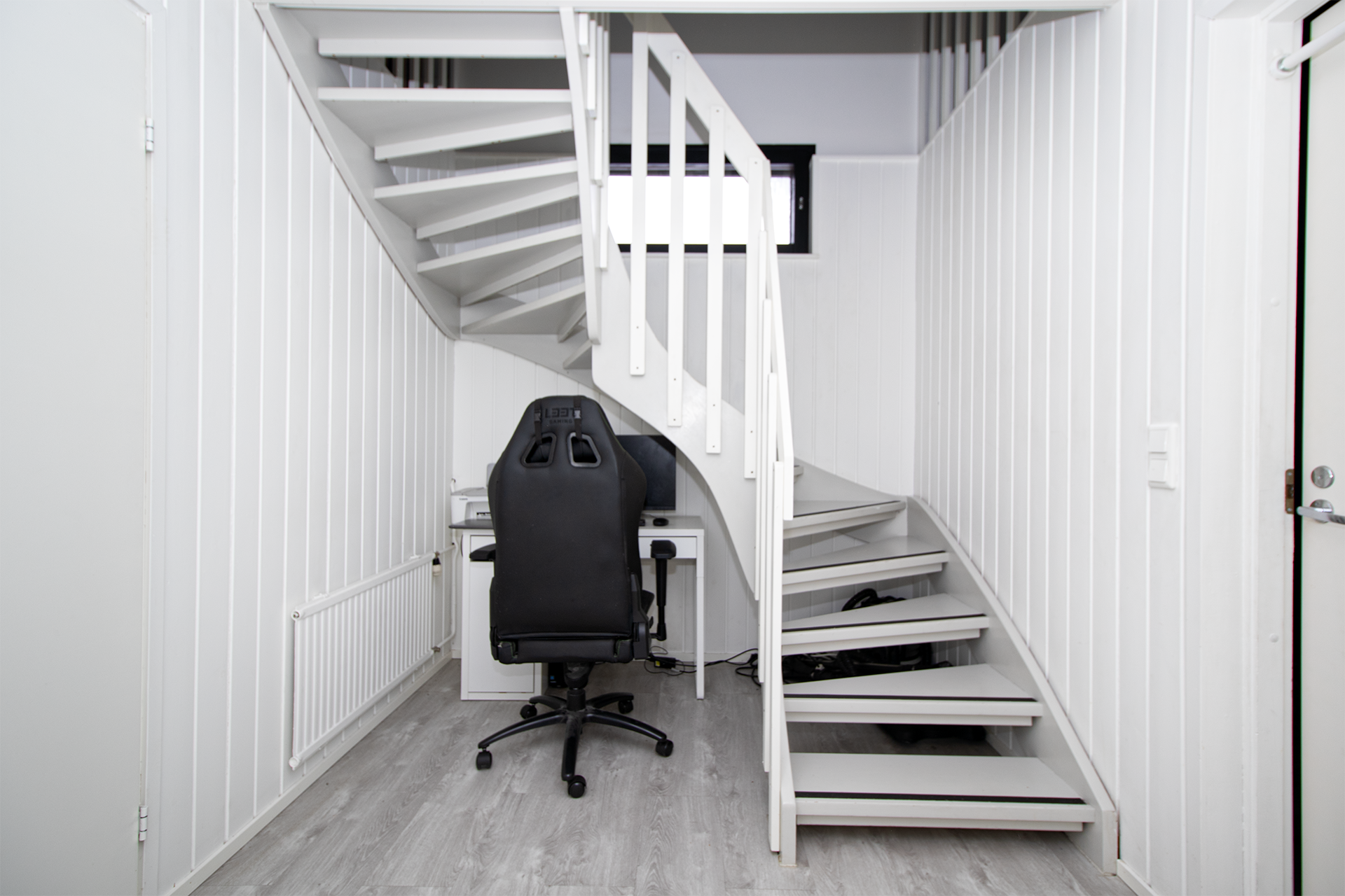 portaikko jonka alakertaan mahtuu työtila