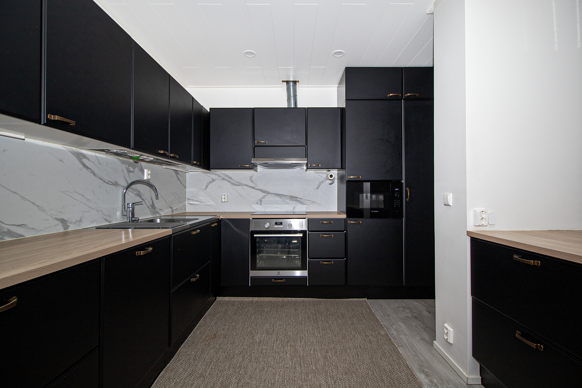 tyylikkäästi remontoitu keittiö jossa on reilusti säilytystilaa