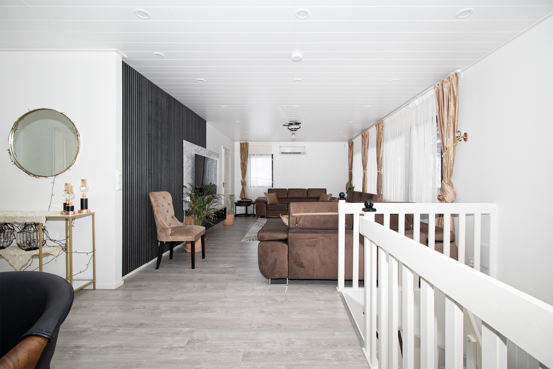 Näkymä keittiöstä olohuoneeseen