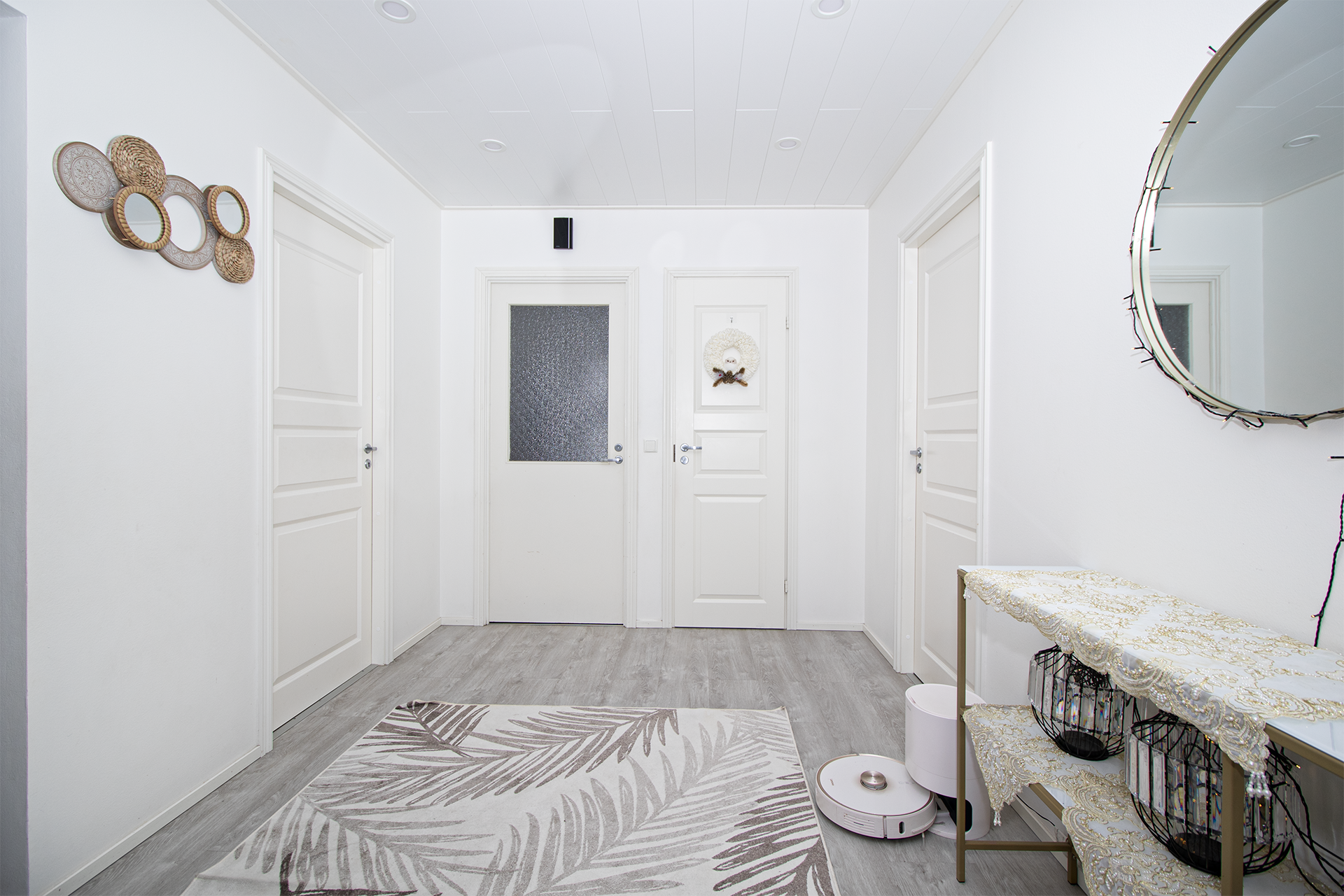 Tervetuloa meille! Valoisa ja tilava eteinen.