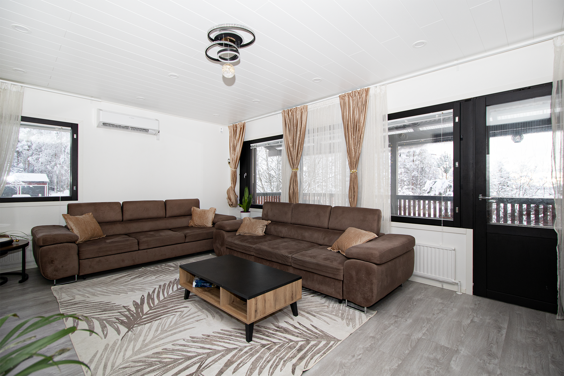 valoisa olohuone josta käynti parvekkeelle