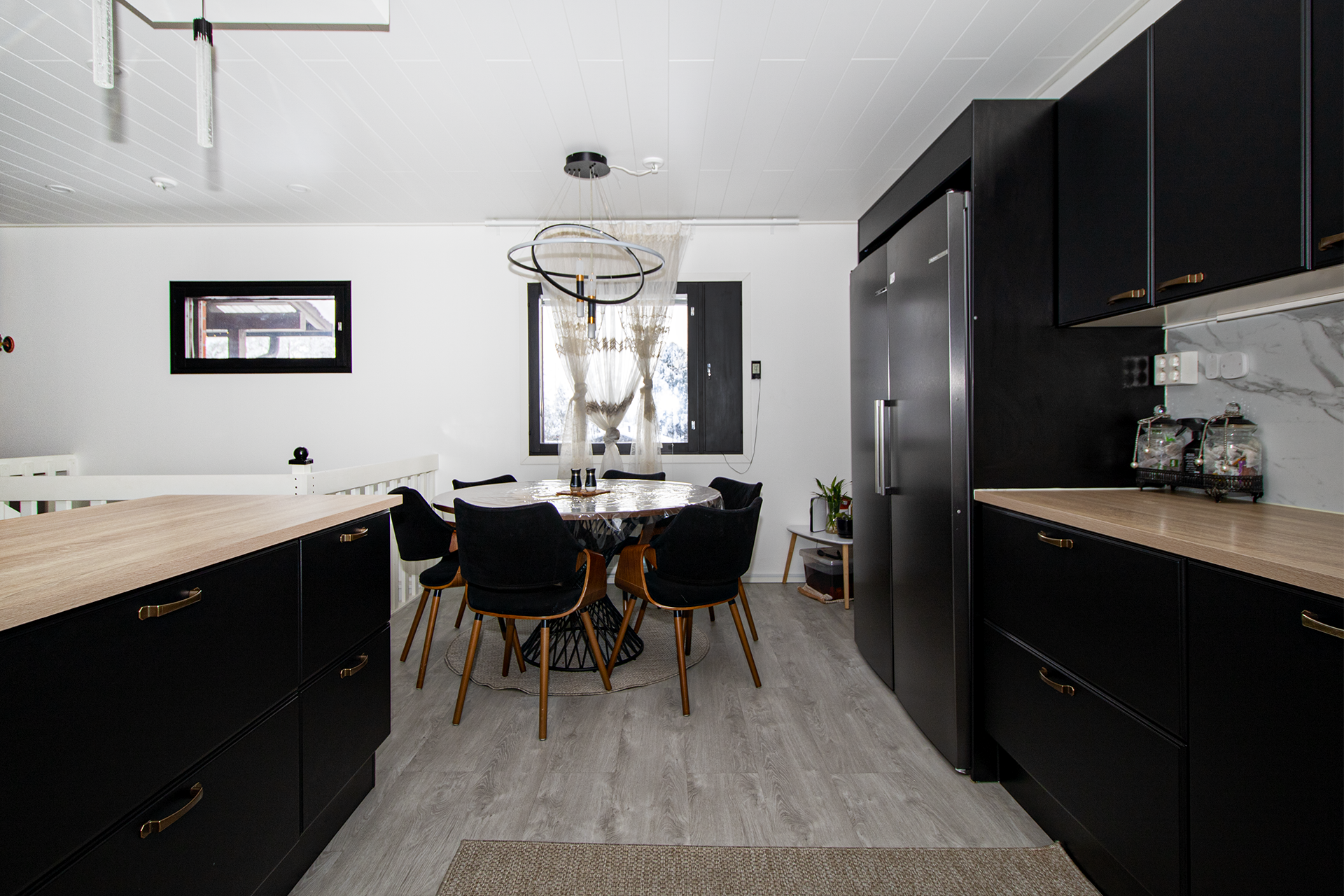 Keittiöön mahtuu reilun kokoinen ruokapöytä