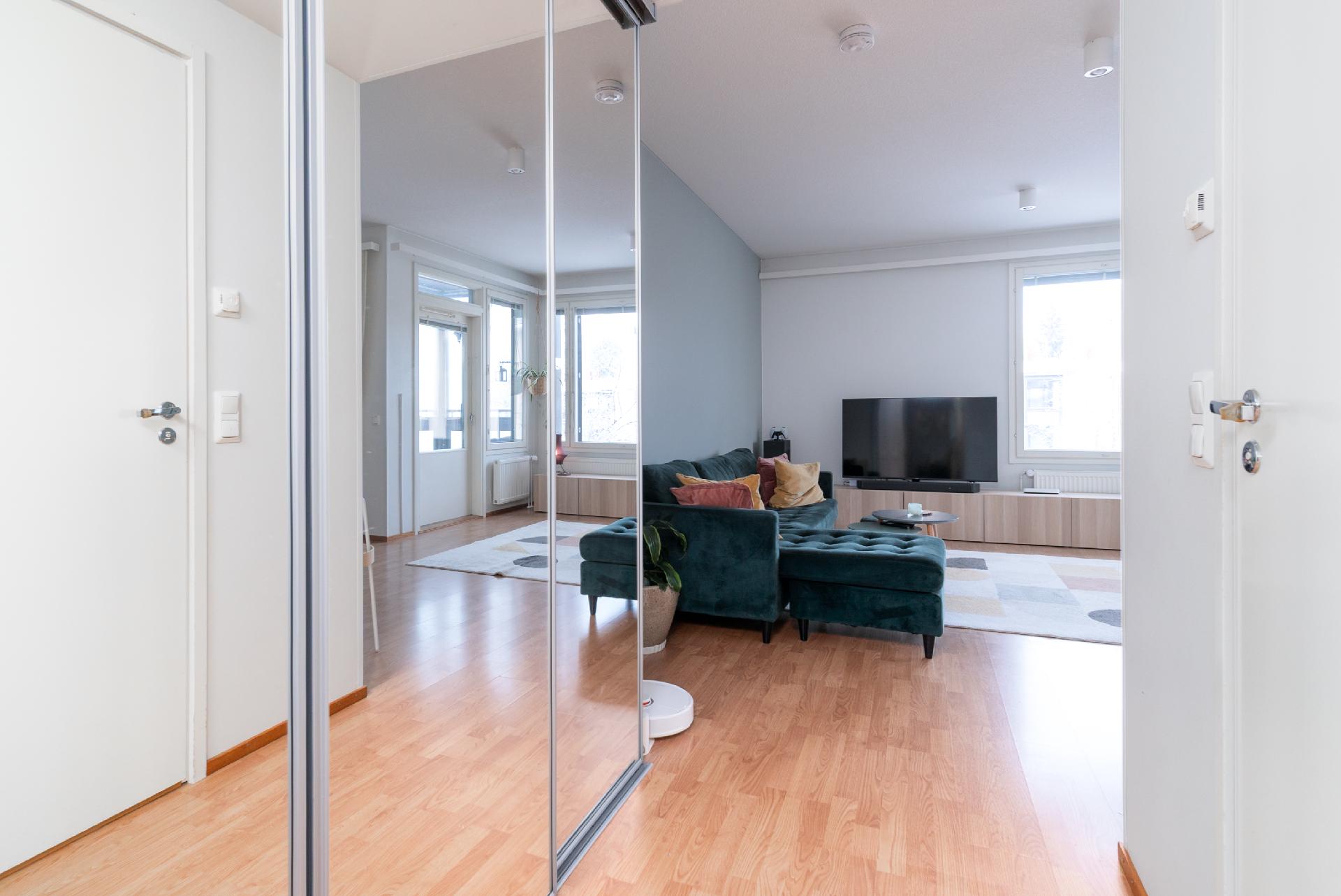 Eteisessä hyvin kaappitilaa