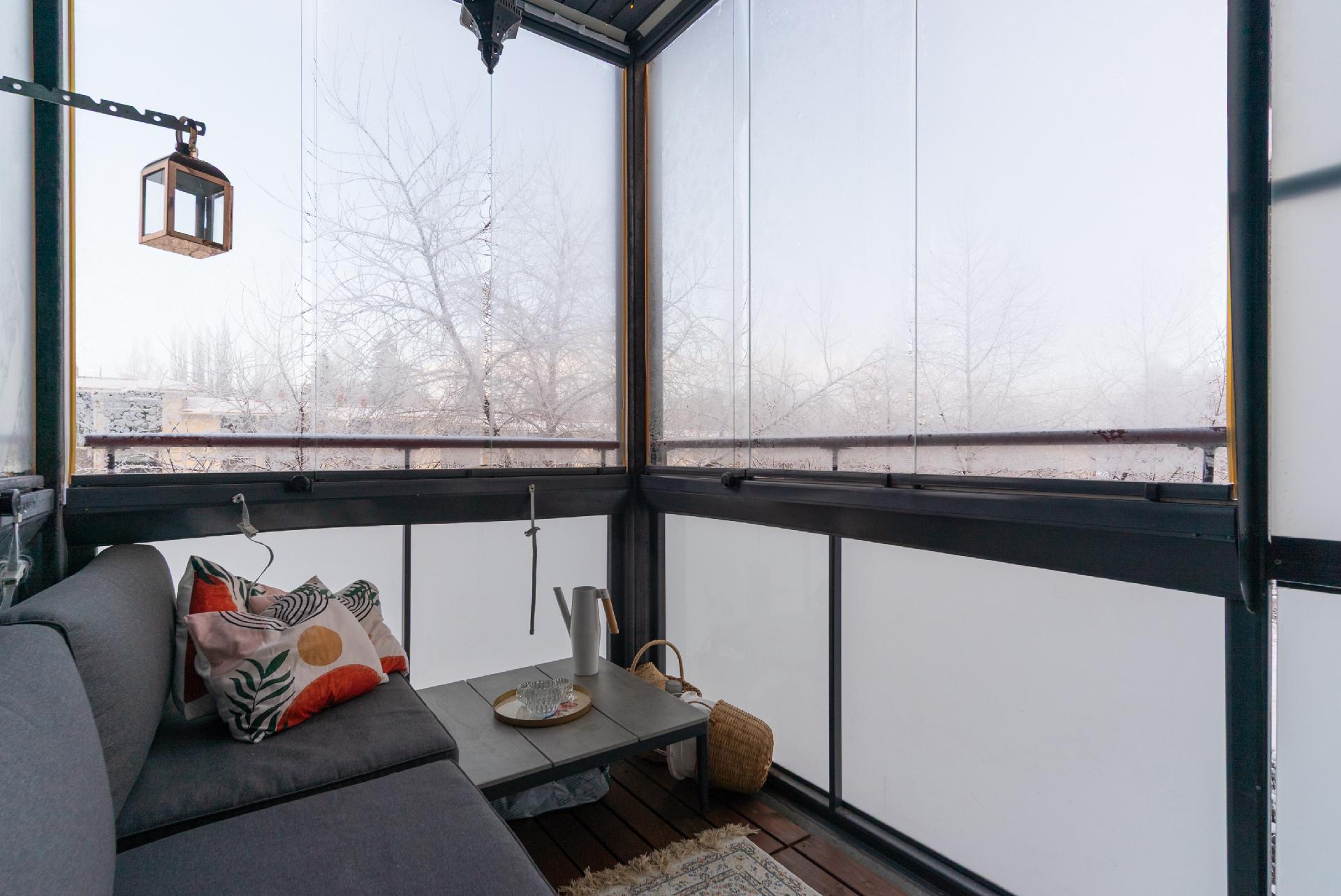 Lasitetulle parvekkeelle käynti olohuoneesta