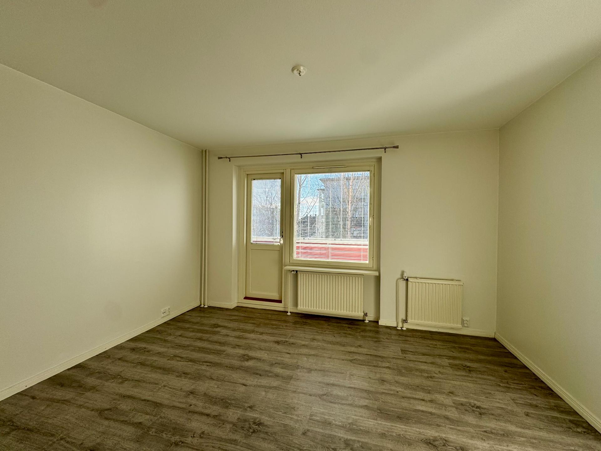 Olohuoneesta kulku parvekkeelle