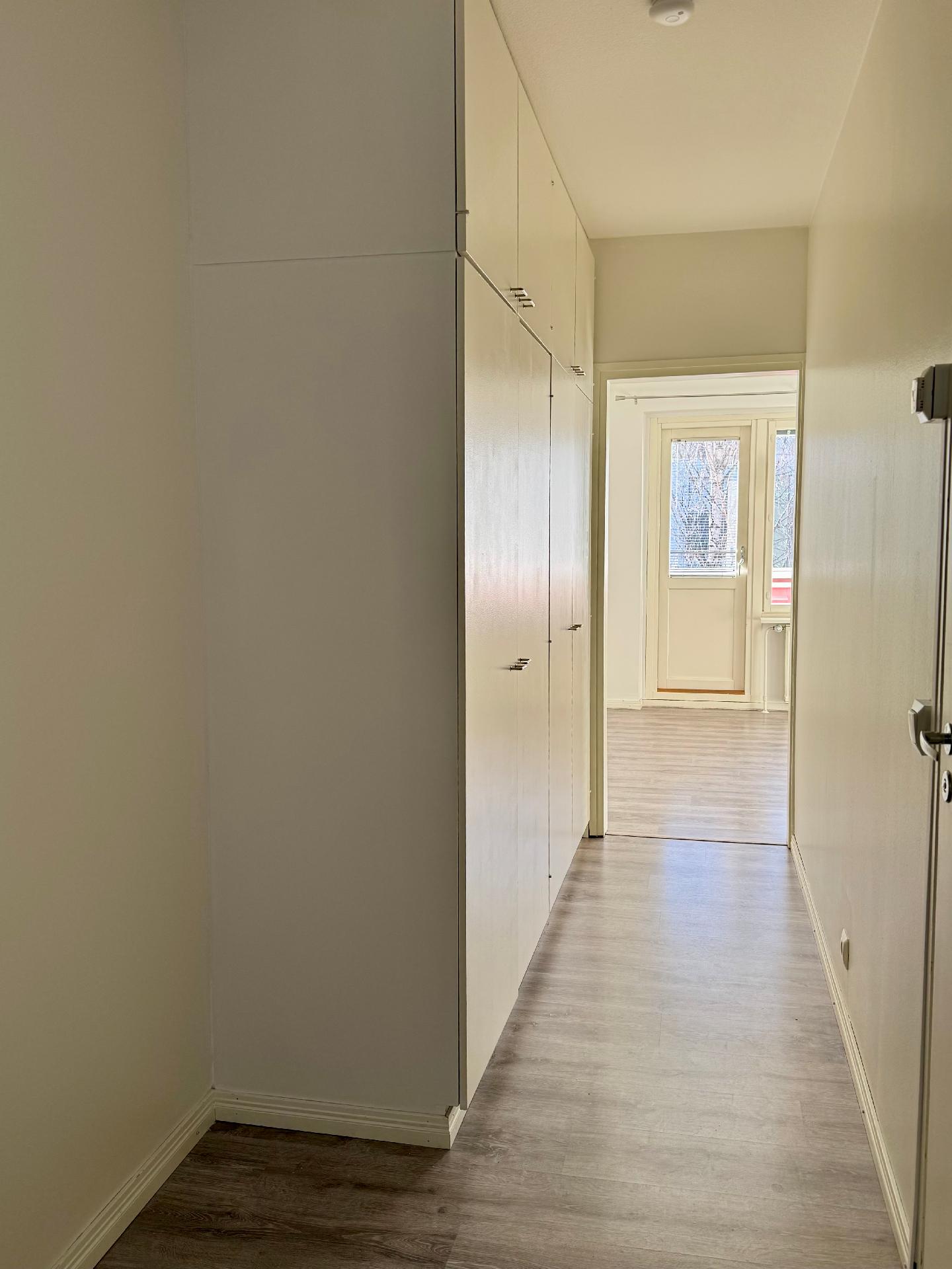 Eteisessä hyvät kaapistot