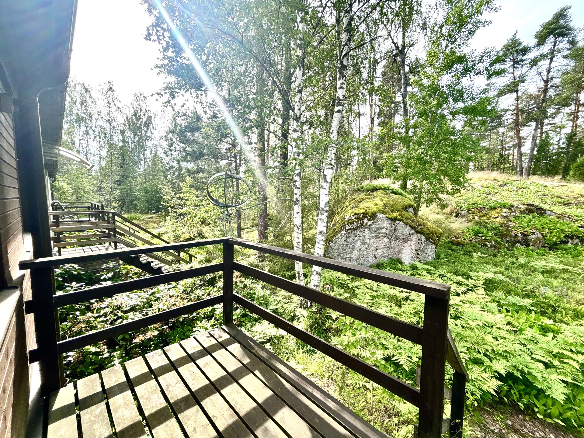 Takapihan terassilta suoraan metsään