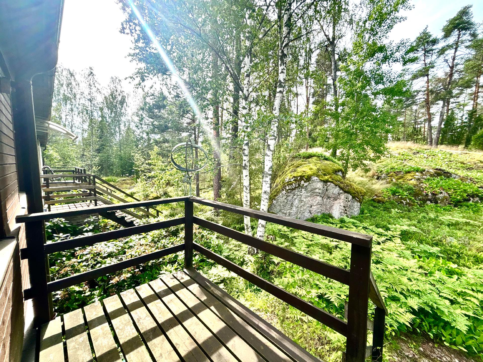 Takapihan terassilta suoraan metsään