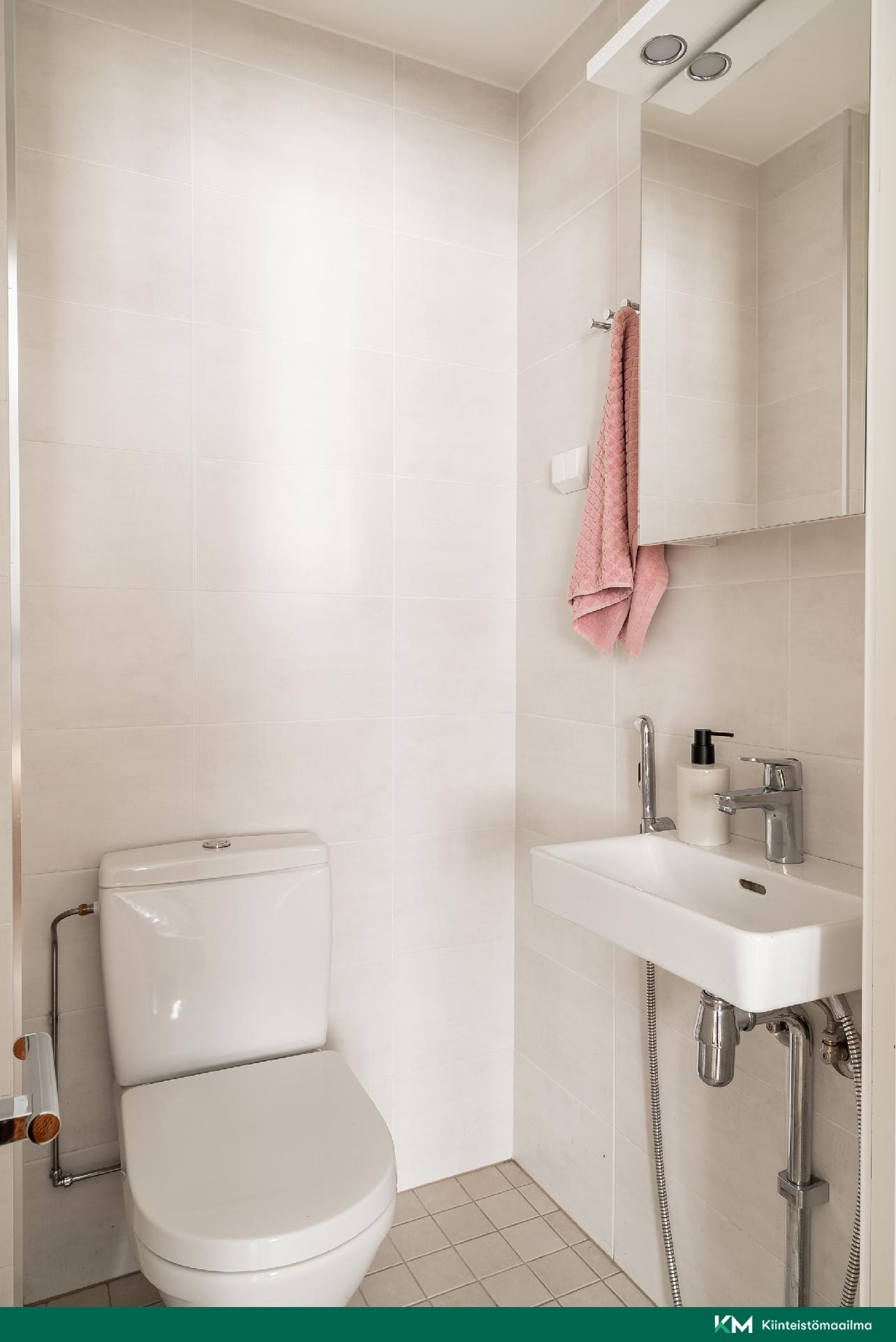 Saniteettitilat makuuhuone 2 yhteydessä