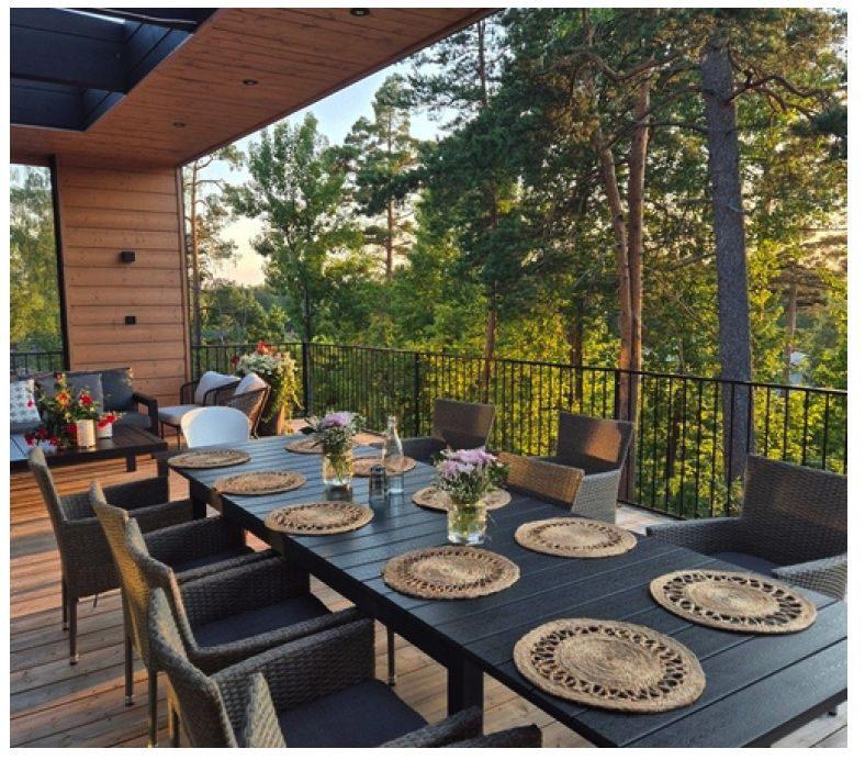 Terassiparvekkeella on tilaa sohvaryhmälle ja ruokailuun.