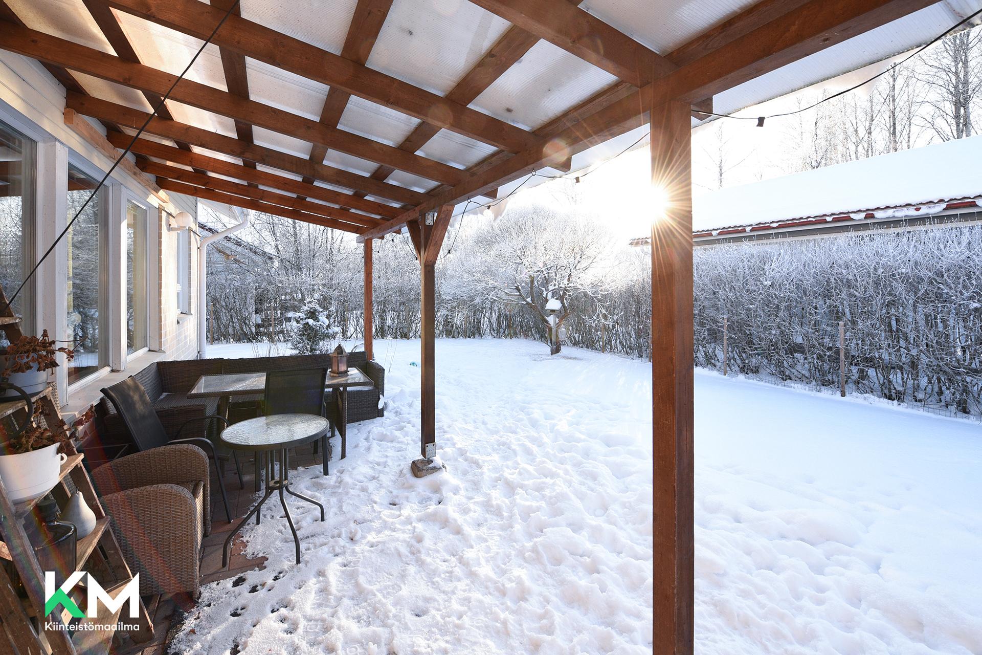 Pihan terassi ja katos