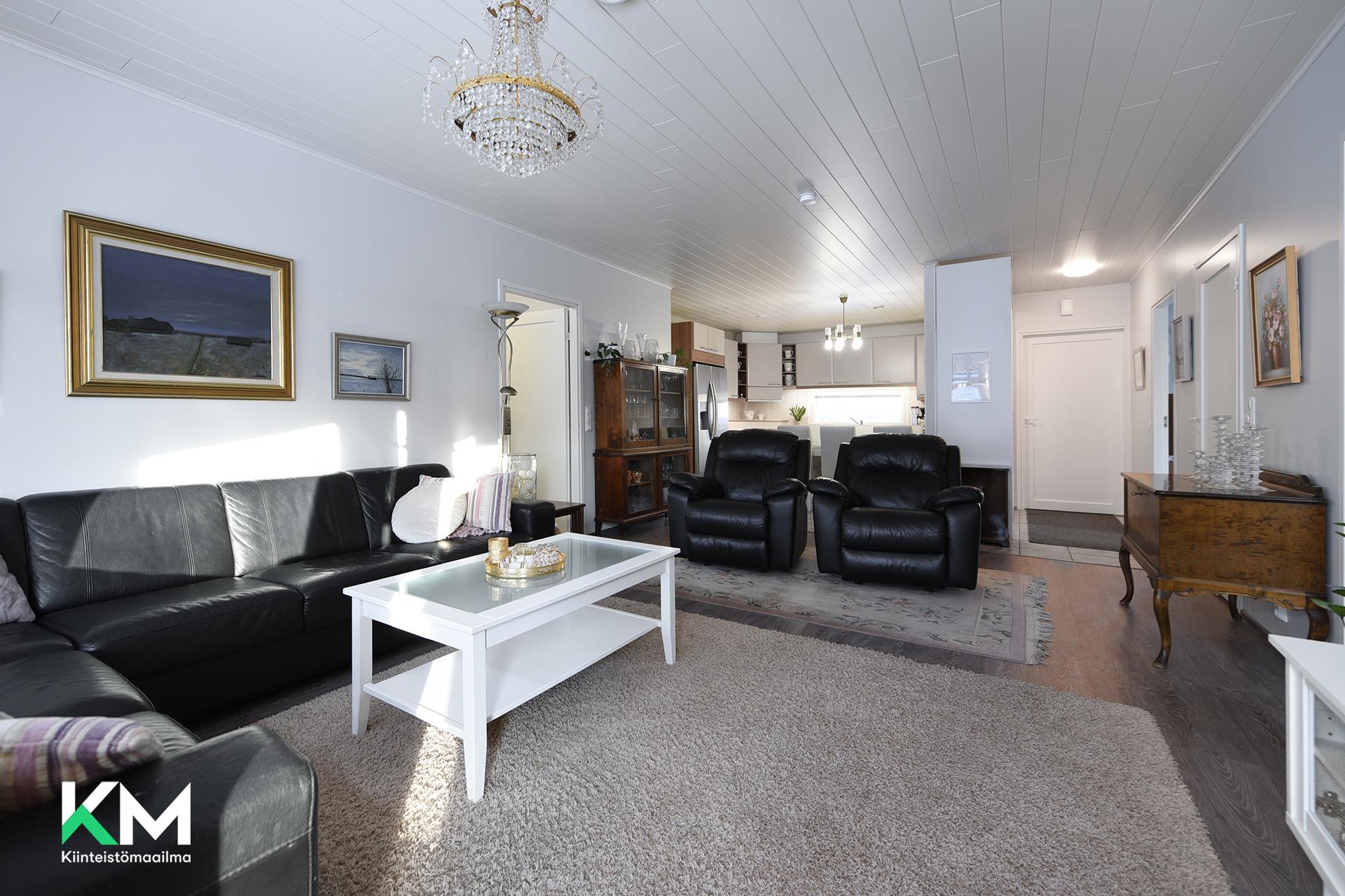 Olohuone keittiön suuntaan