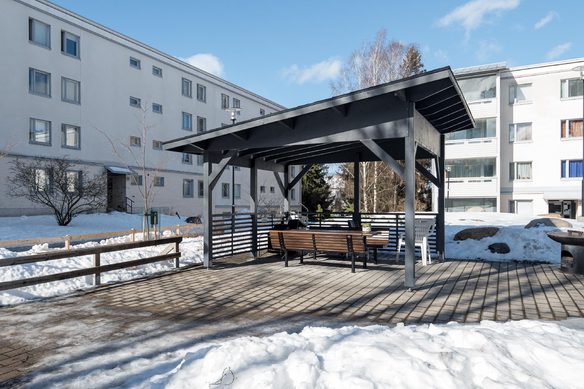 Taloyhtiön sisäpihalla grillikatos