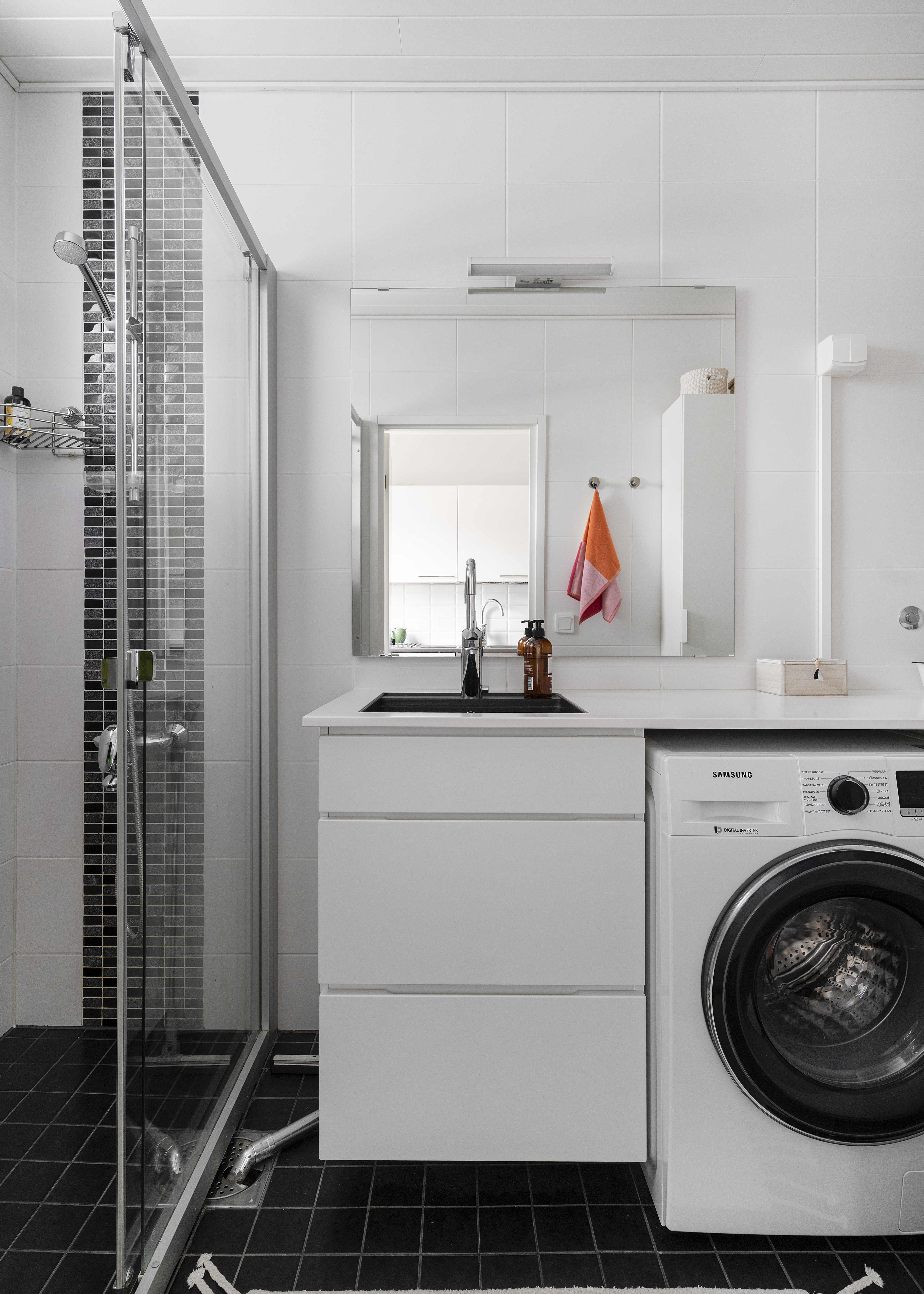 Tilavan kylpyhuoneen kodinhoitotila