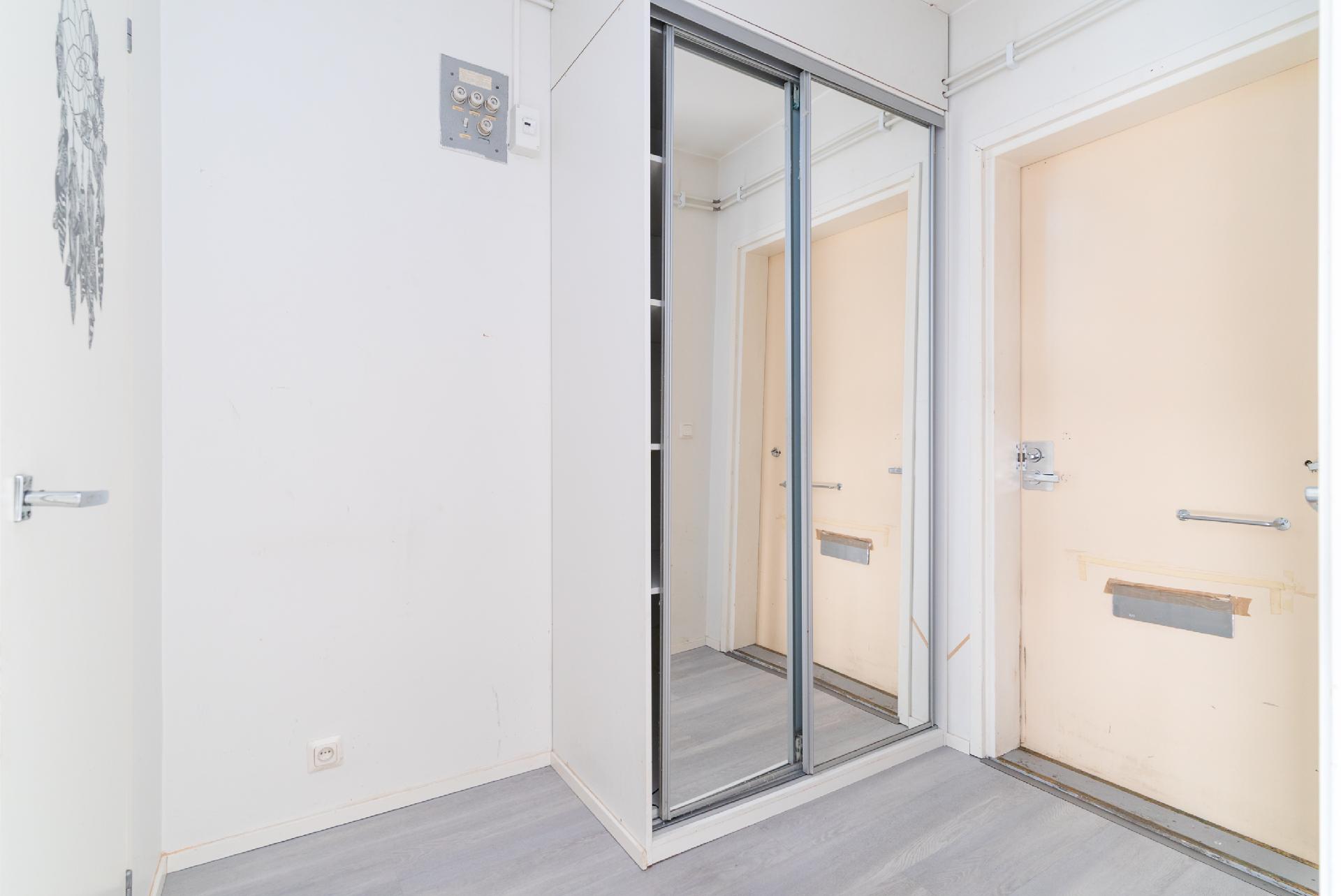 Peilikaapisto eteisessä vaatehuoneen lisäksi