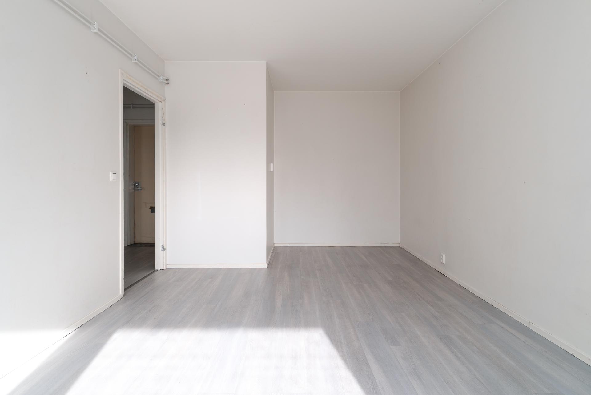 Alkovi jakamassa tilaa