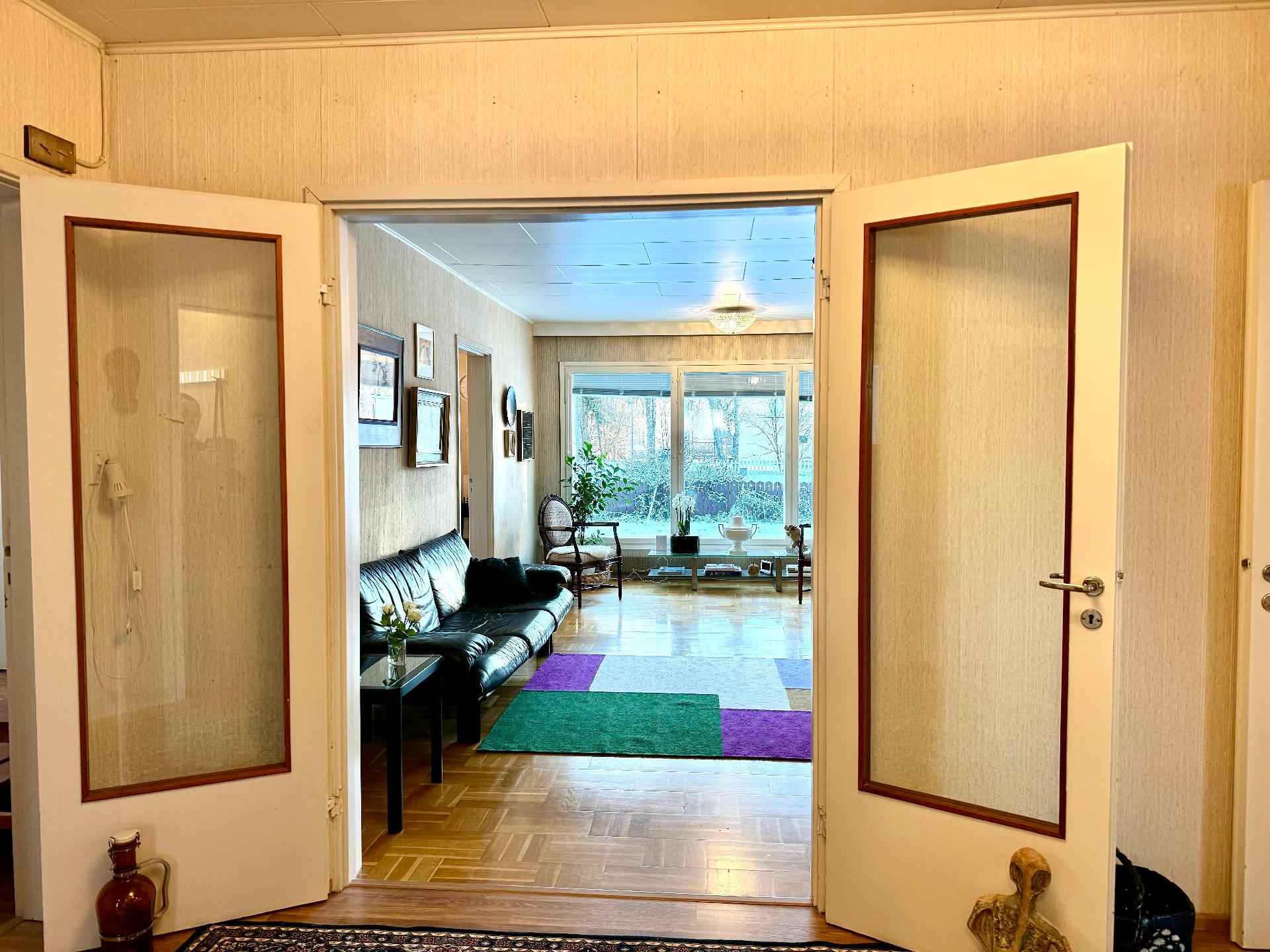 Kauniit pariovet eteisestä olohuoneeseen