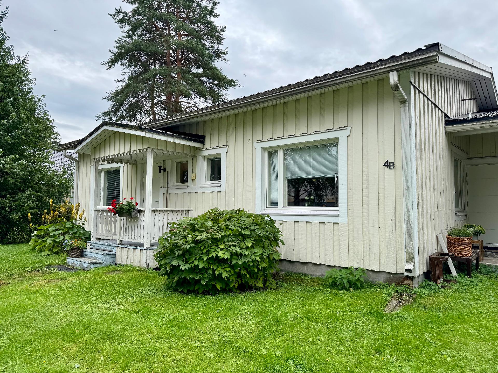 Julkisivu kadulle kesällä