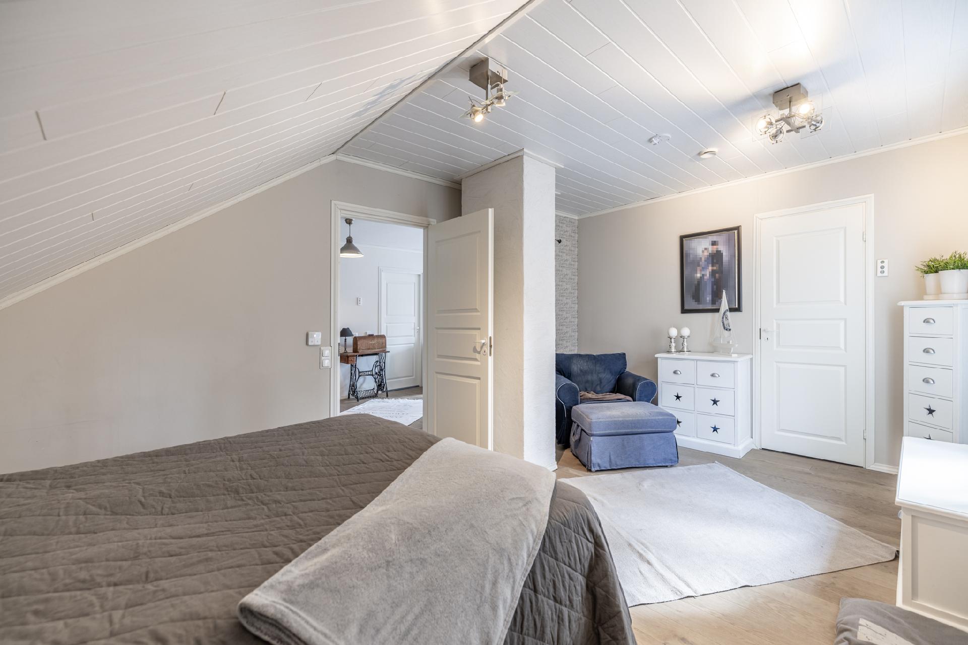 Yläkerran päämakuuhuone