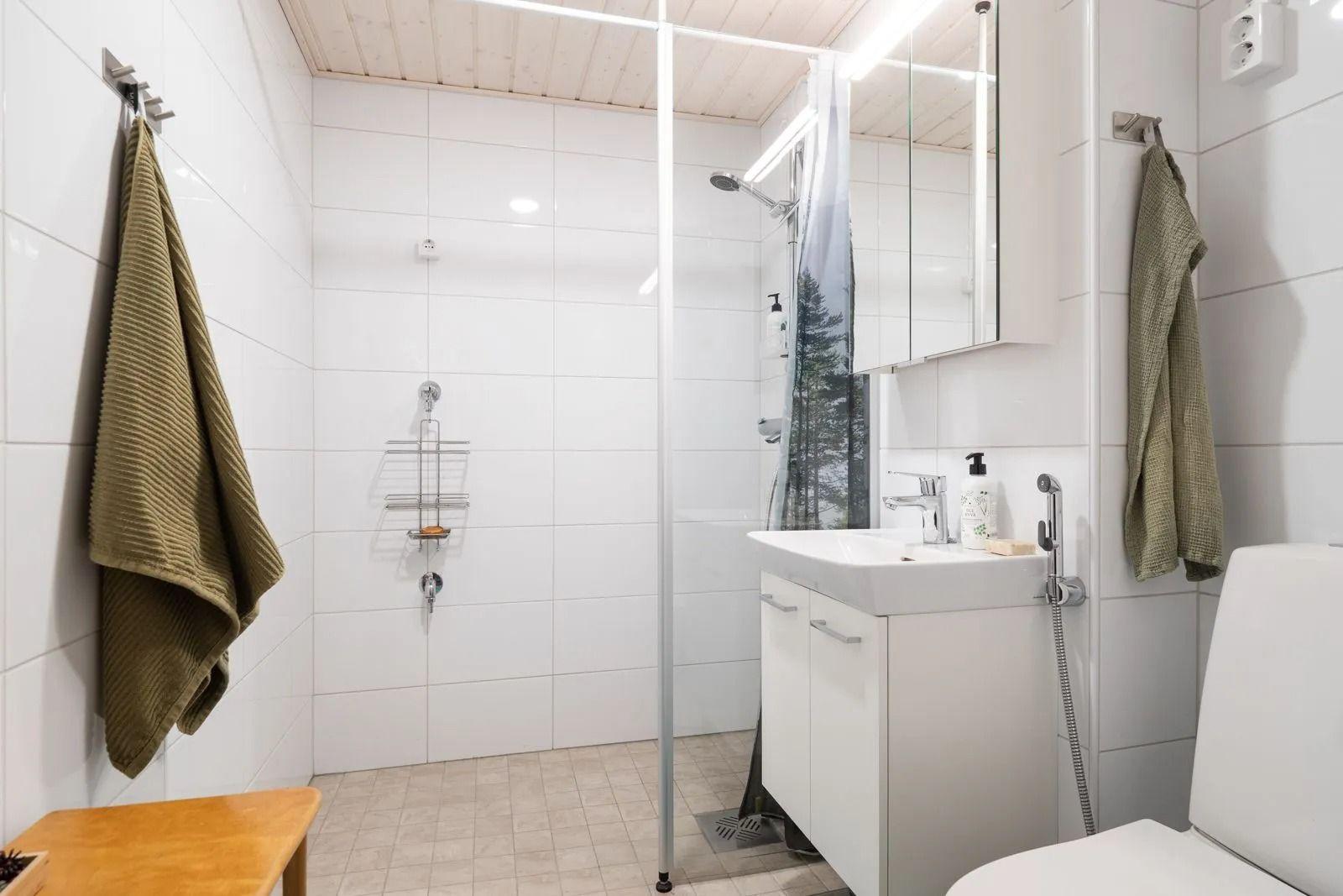 Täysin remontoitu kylpyhuone