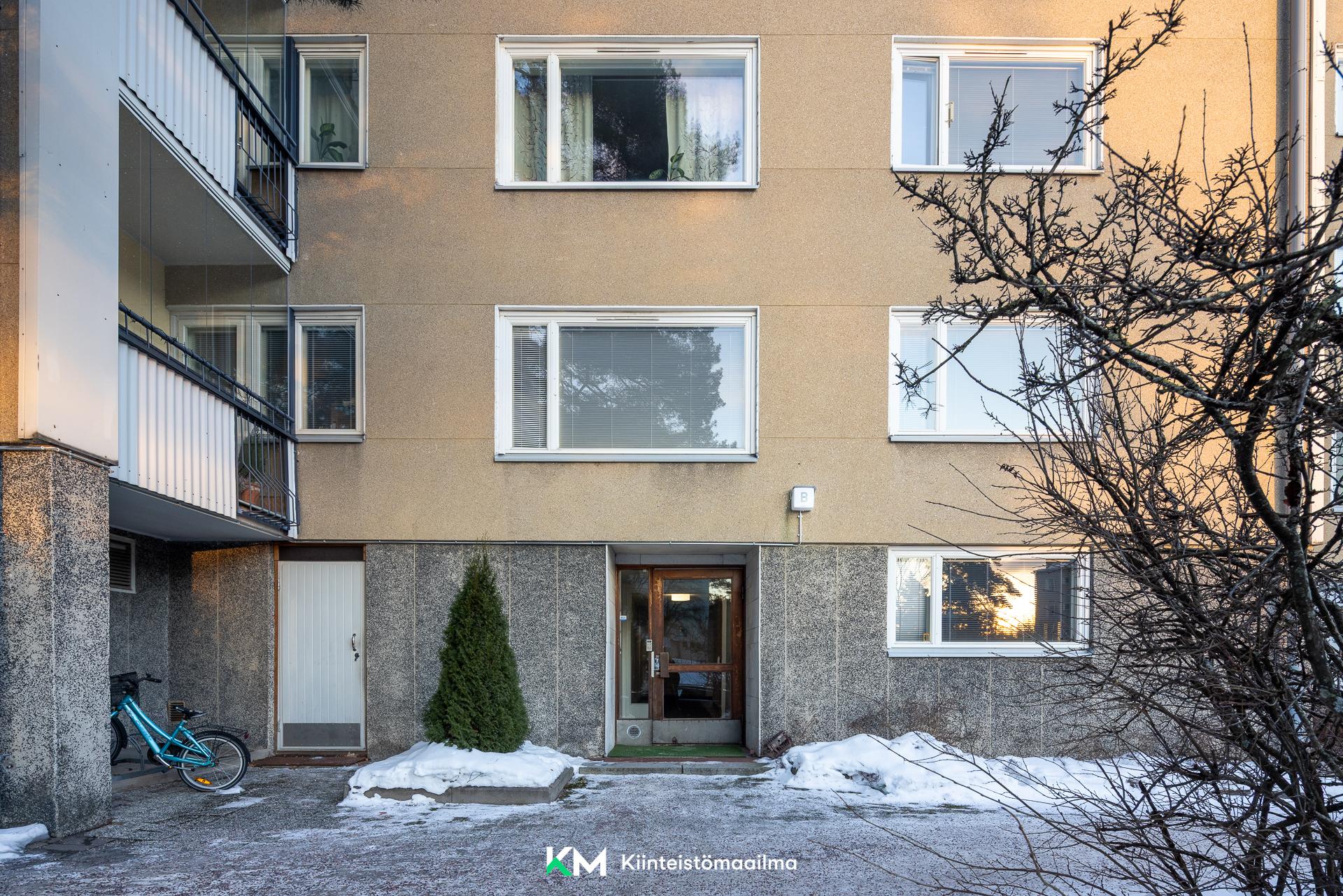 Sisäänkäynti rappuun.