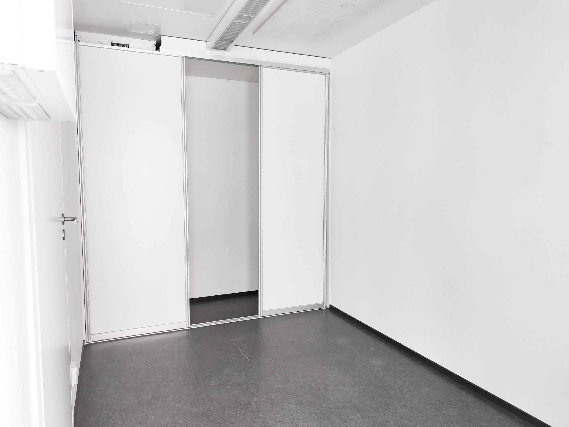 Säilytystiloja WC:n vieressä