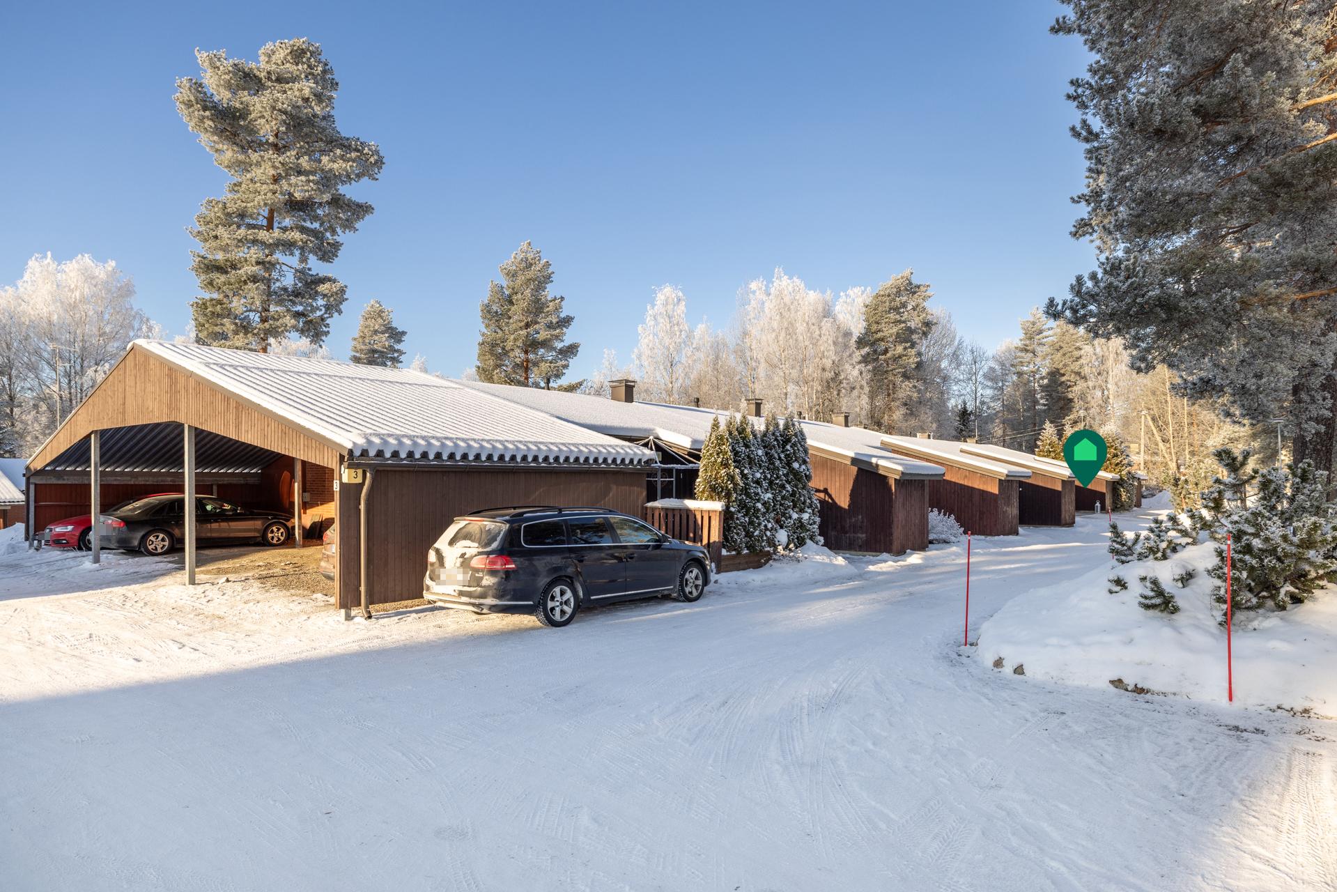 talon päädyssä autokatospaikat