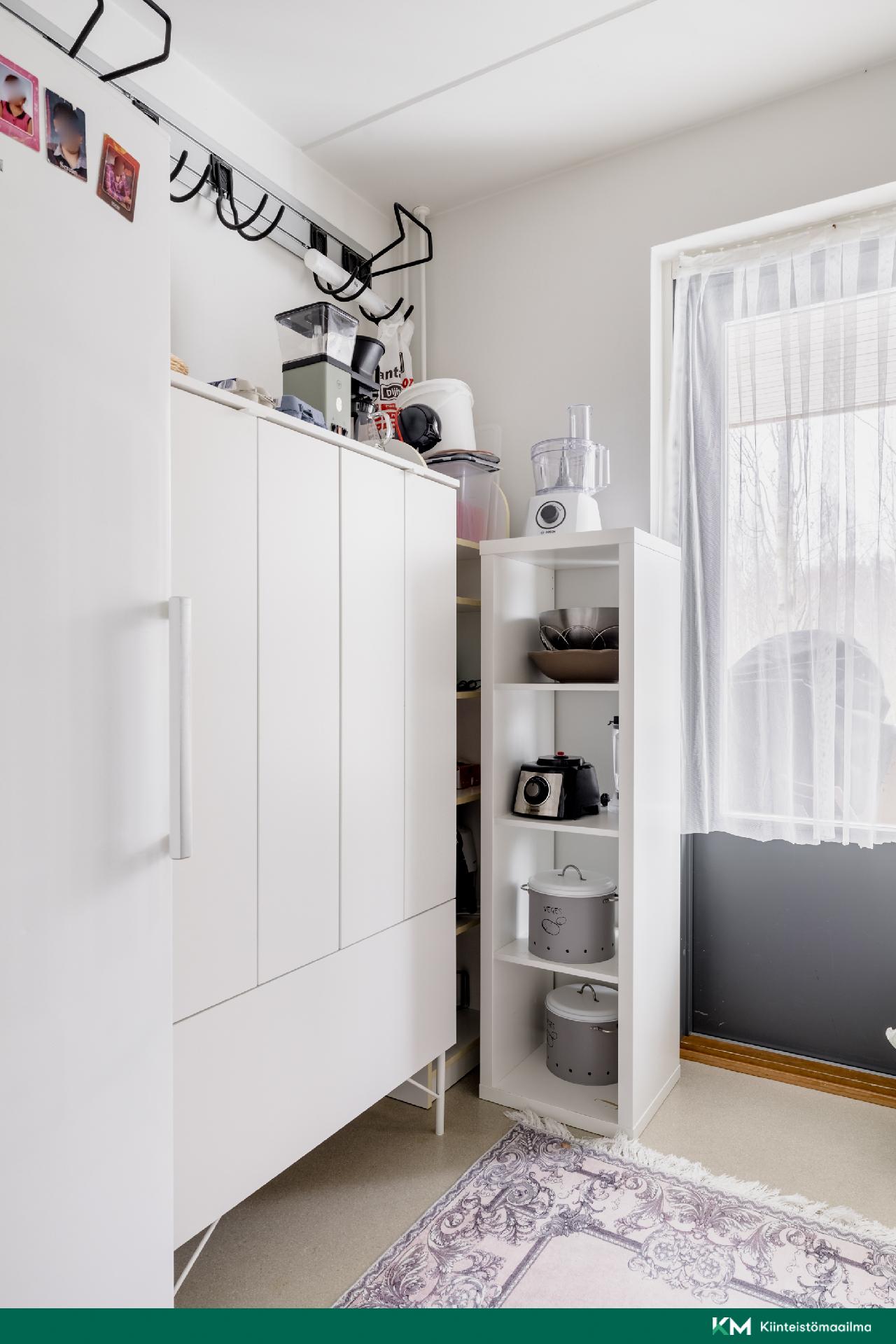 Suuri varasto toimii ruokakomerona, urheiluvälineille etc