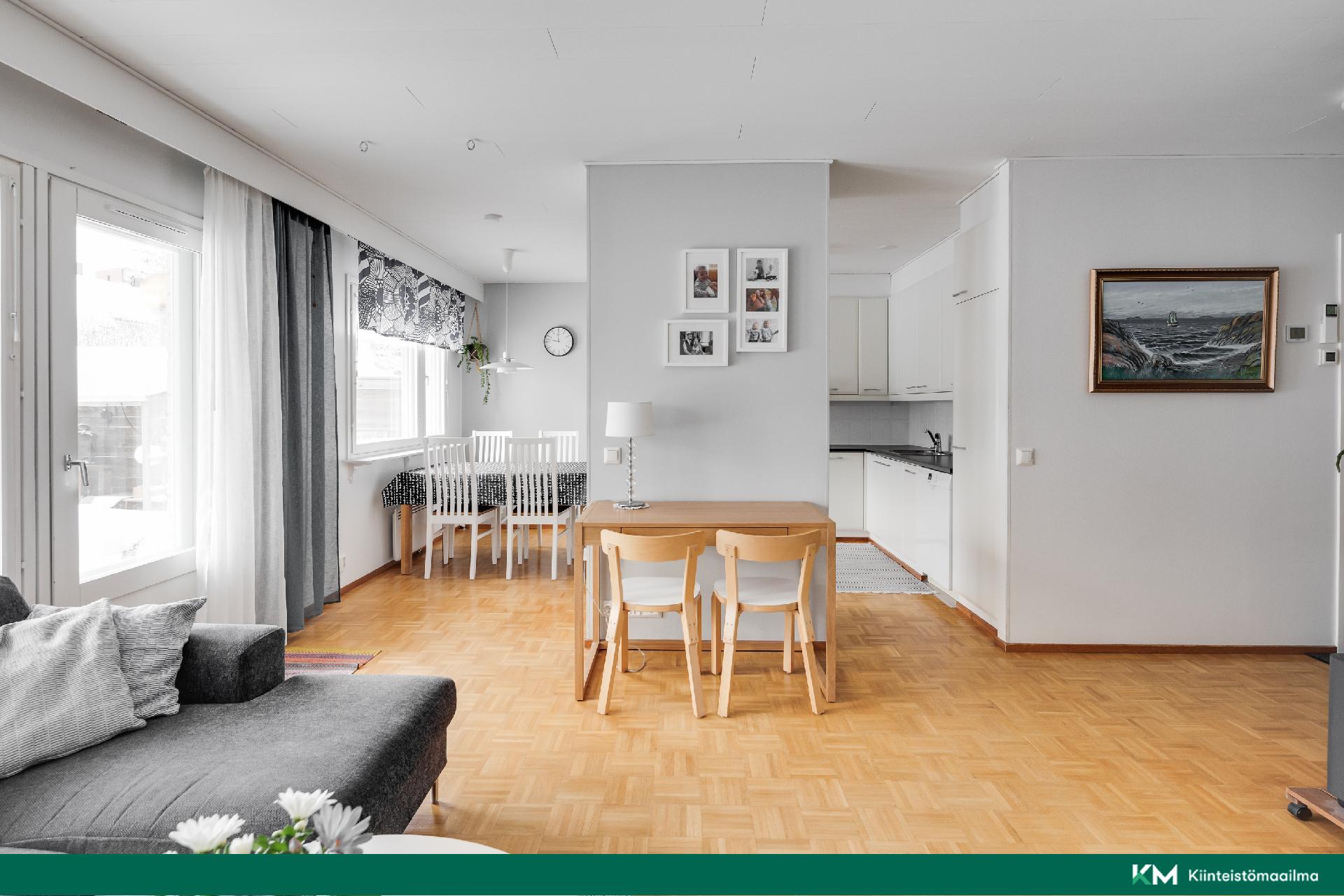 Näkymä olohuoneesta keittiön suuntaan