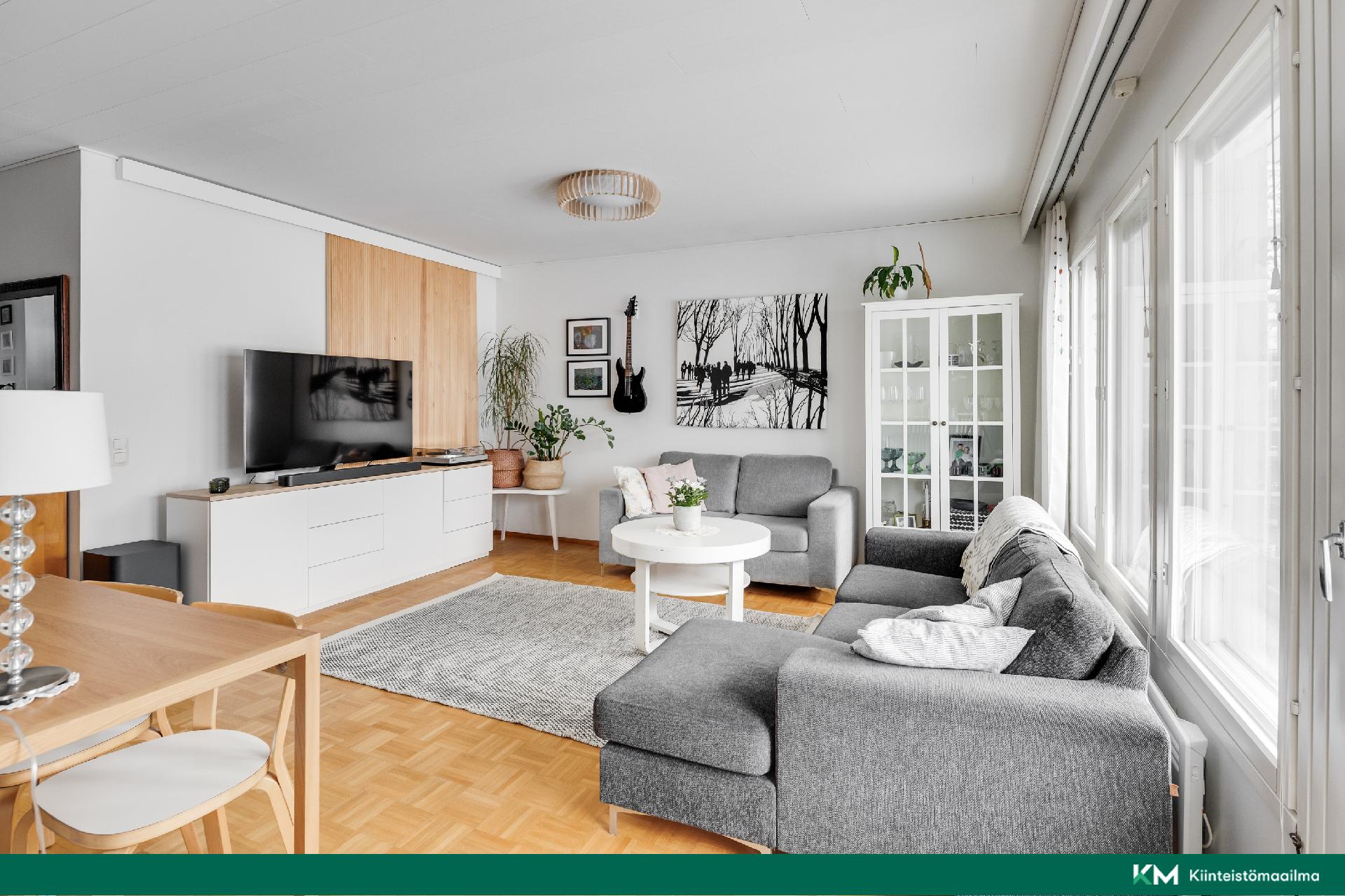 Olohuoneesta on käynti omalle pihalle