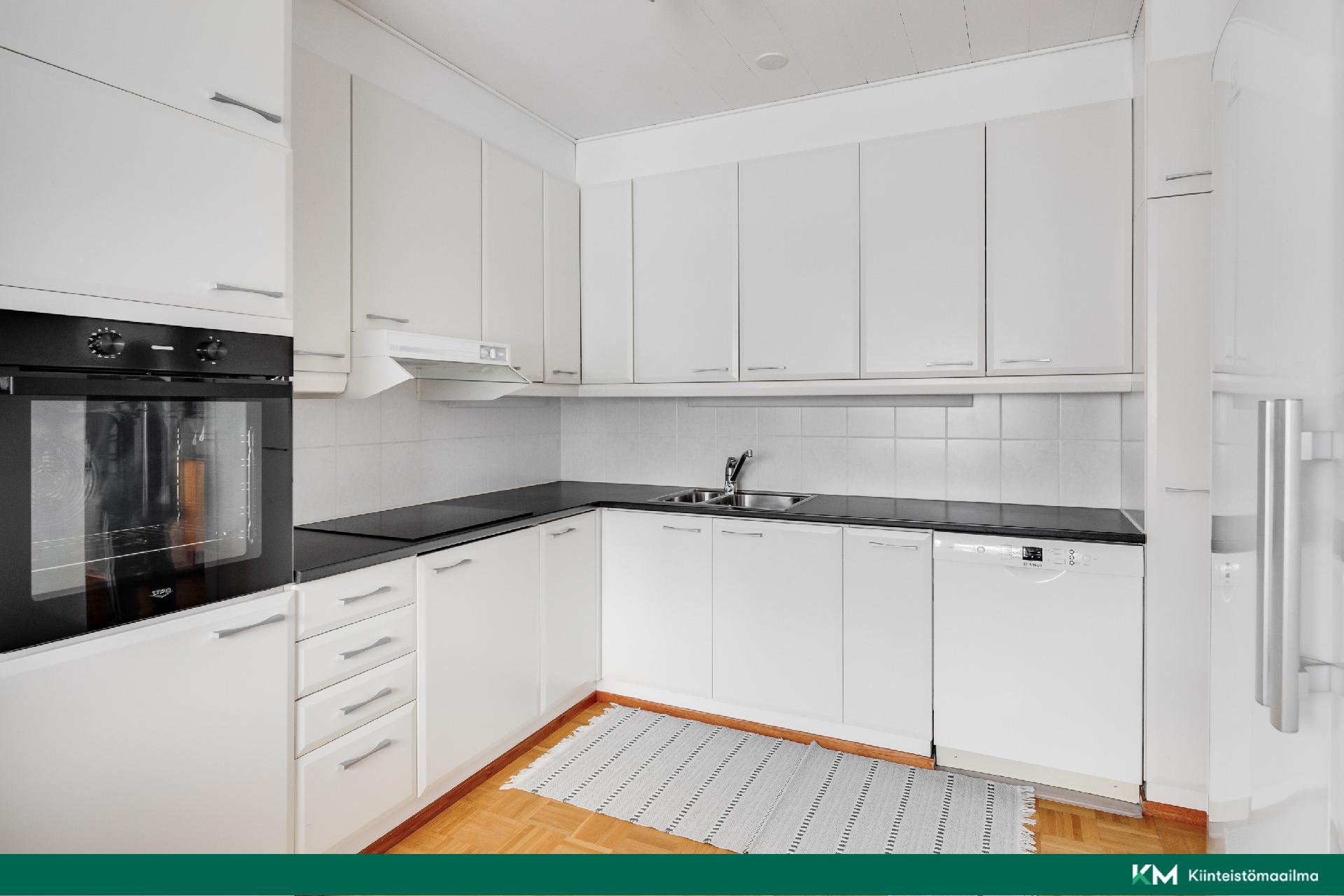 Keittiössä hyvin kaappitilaa