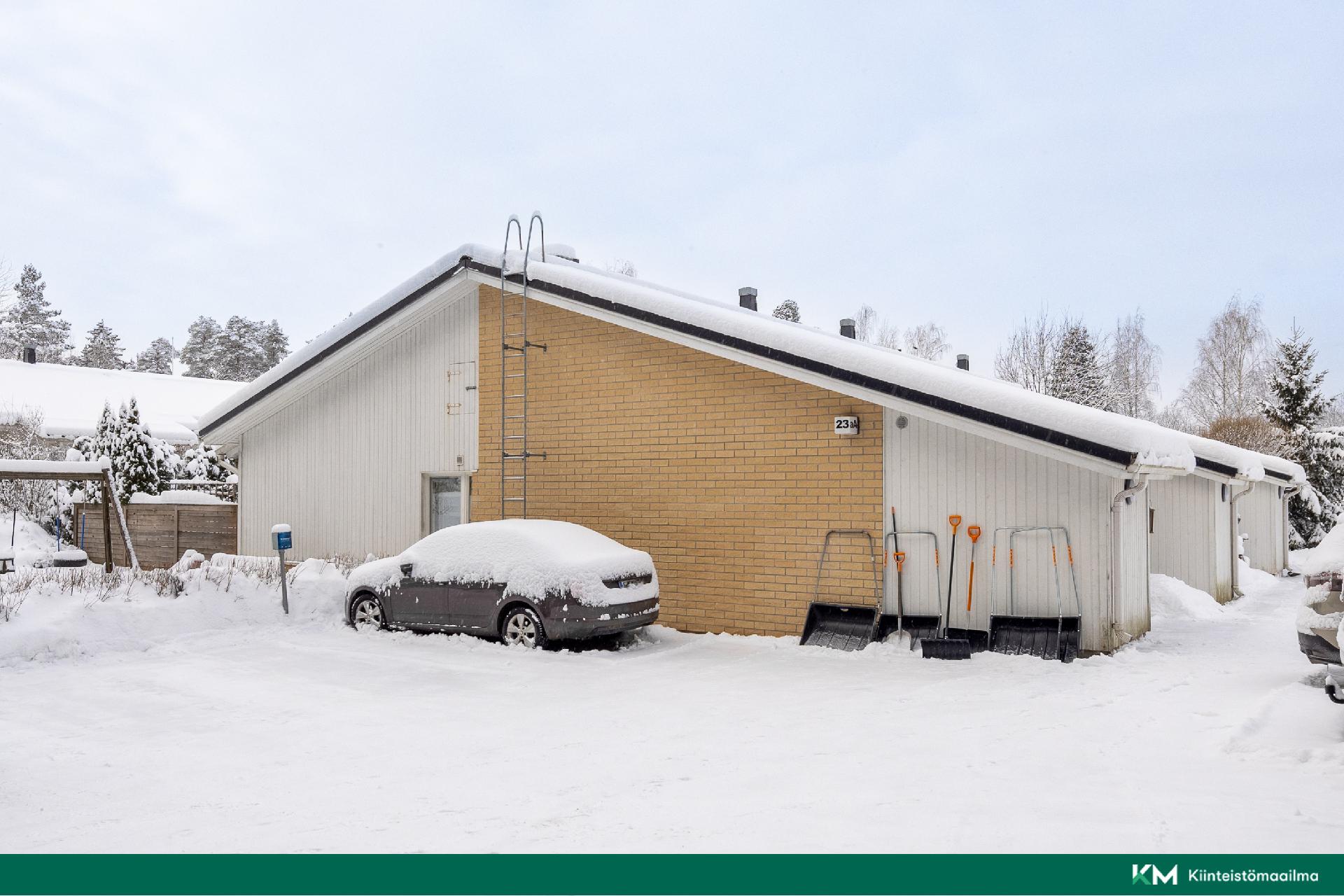 Oma autopaikka asunnon vieressä