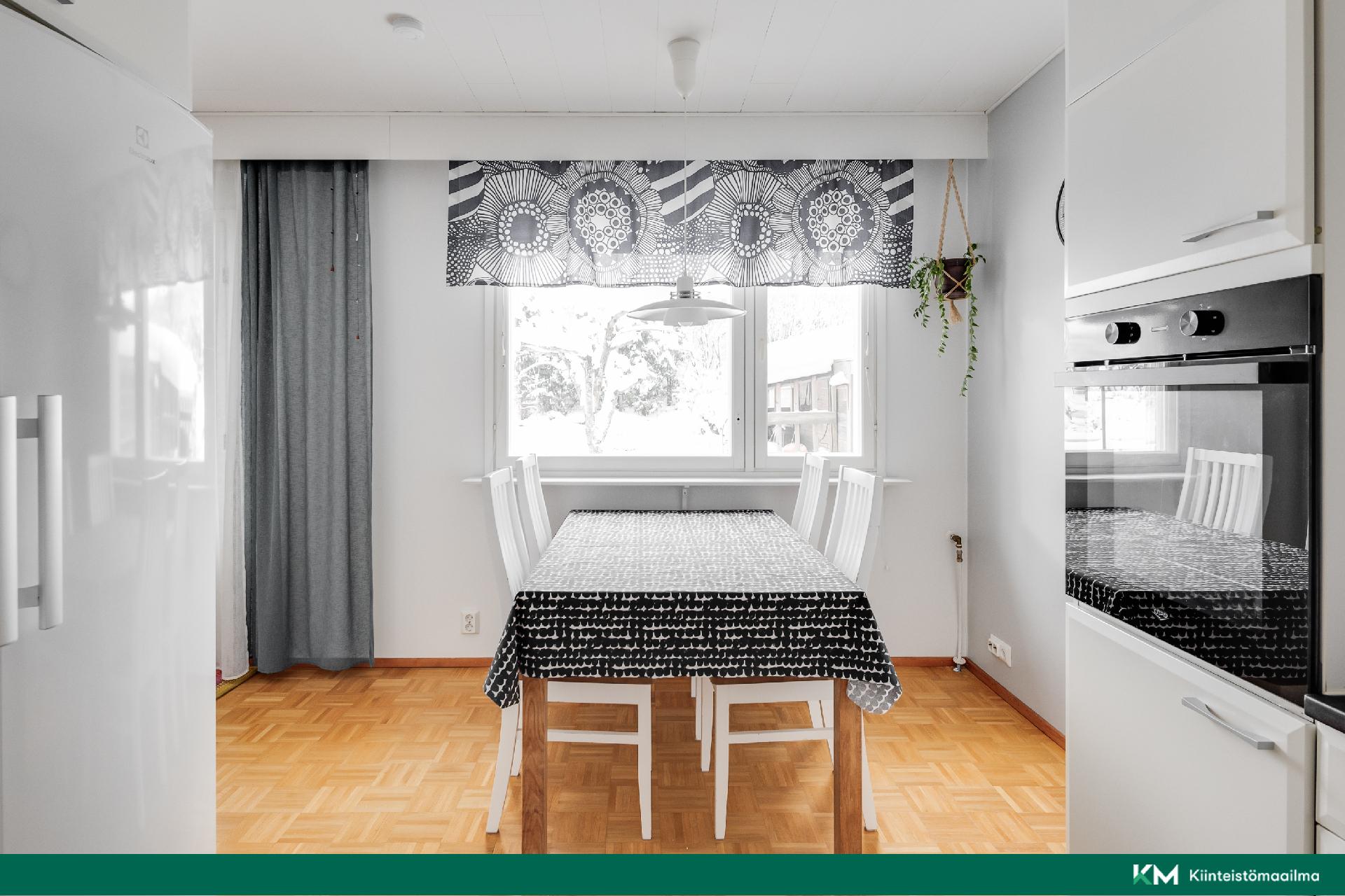 Keittiön yhteydessä ruokailutila