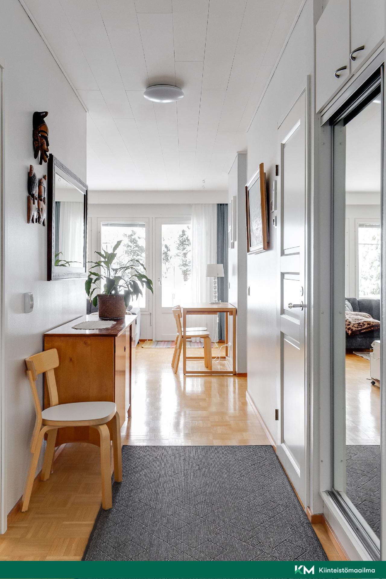 Näkymä eteisestä olohuoneeseen