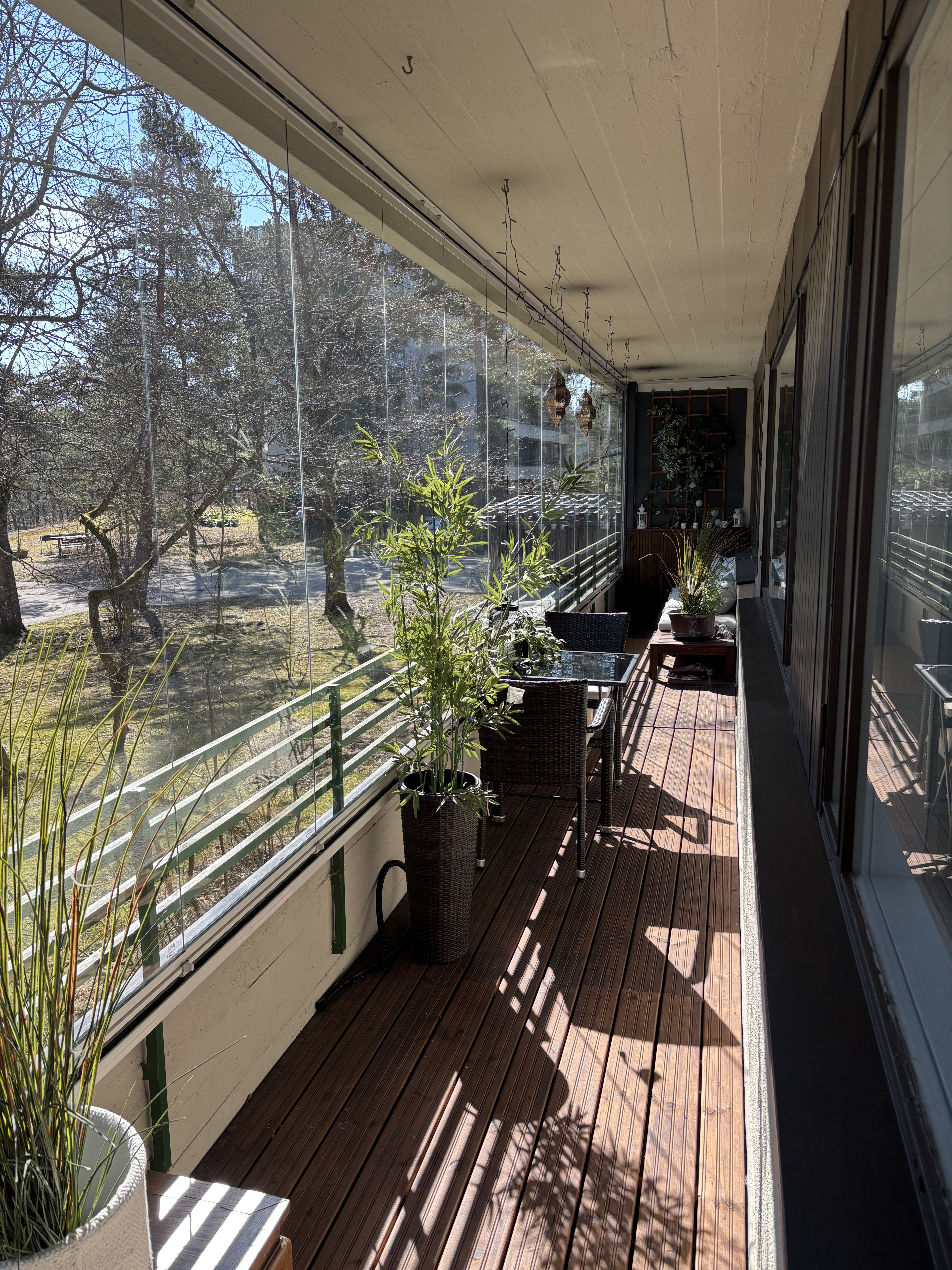 Asunnon levyinen, lasitettu parveke itään.