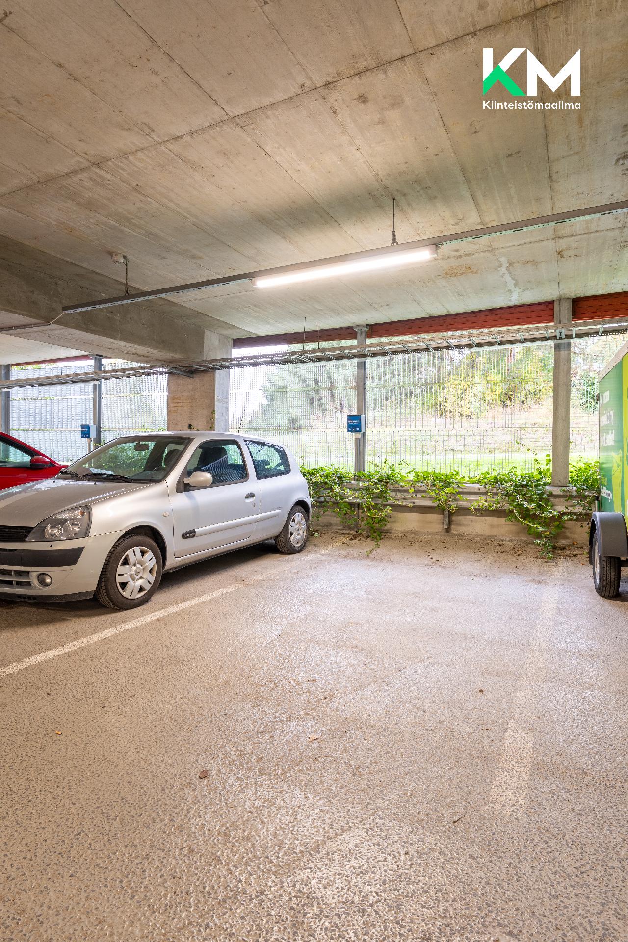 Myynnissä autohallipaikka