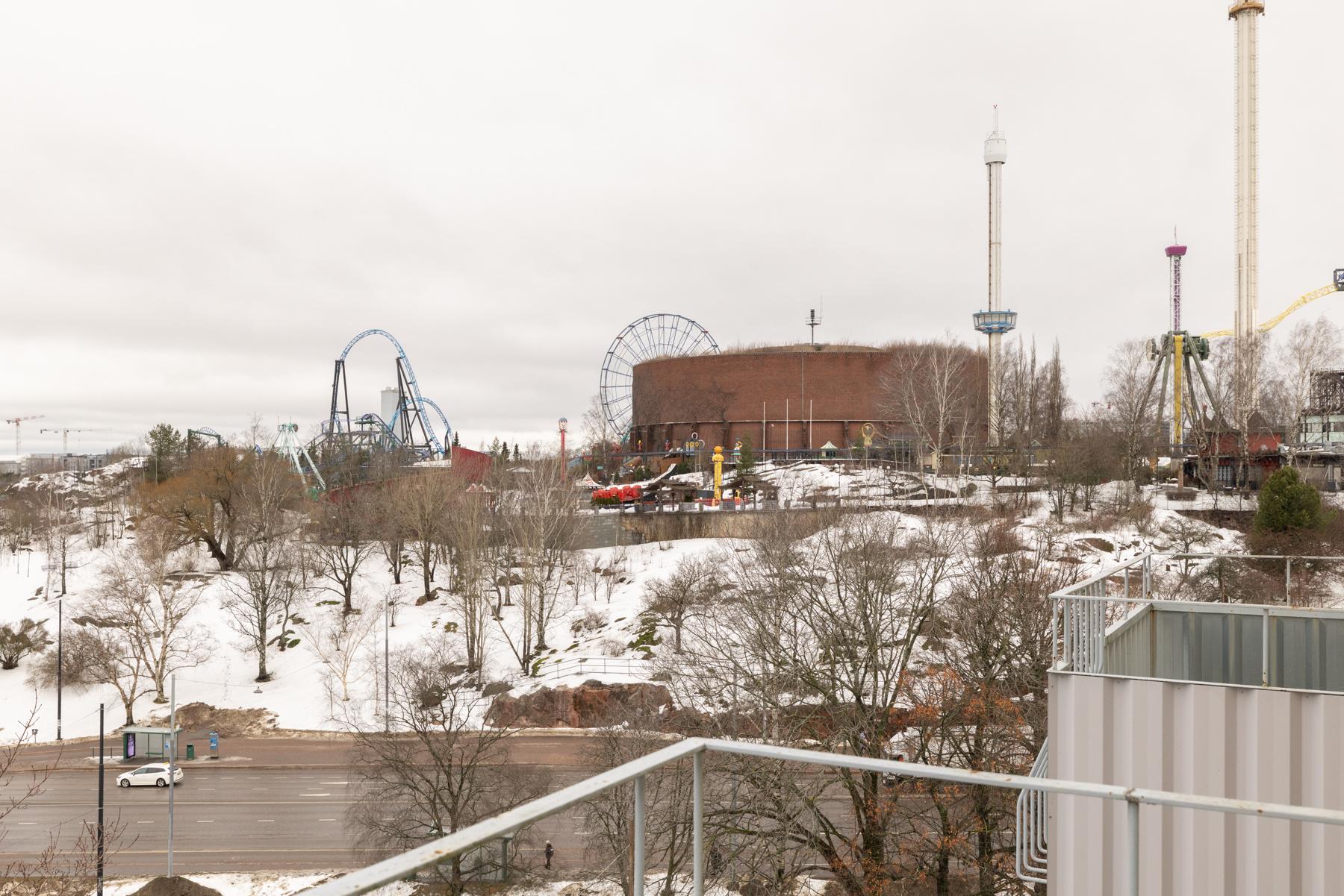 Ylimmän kerroksen parvekenäkymiä aina Linnanmäelle asti