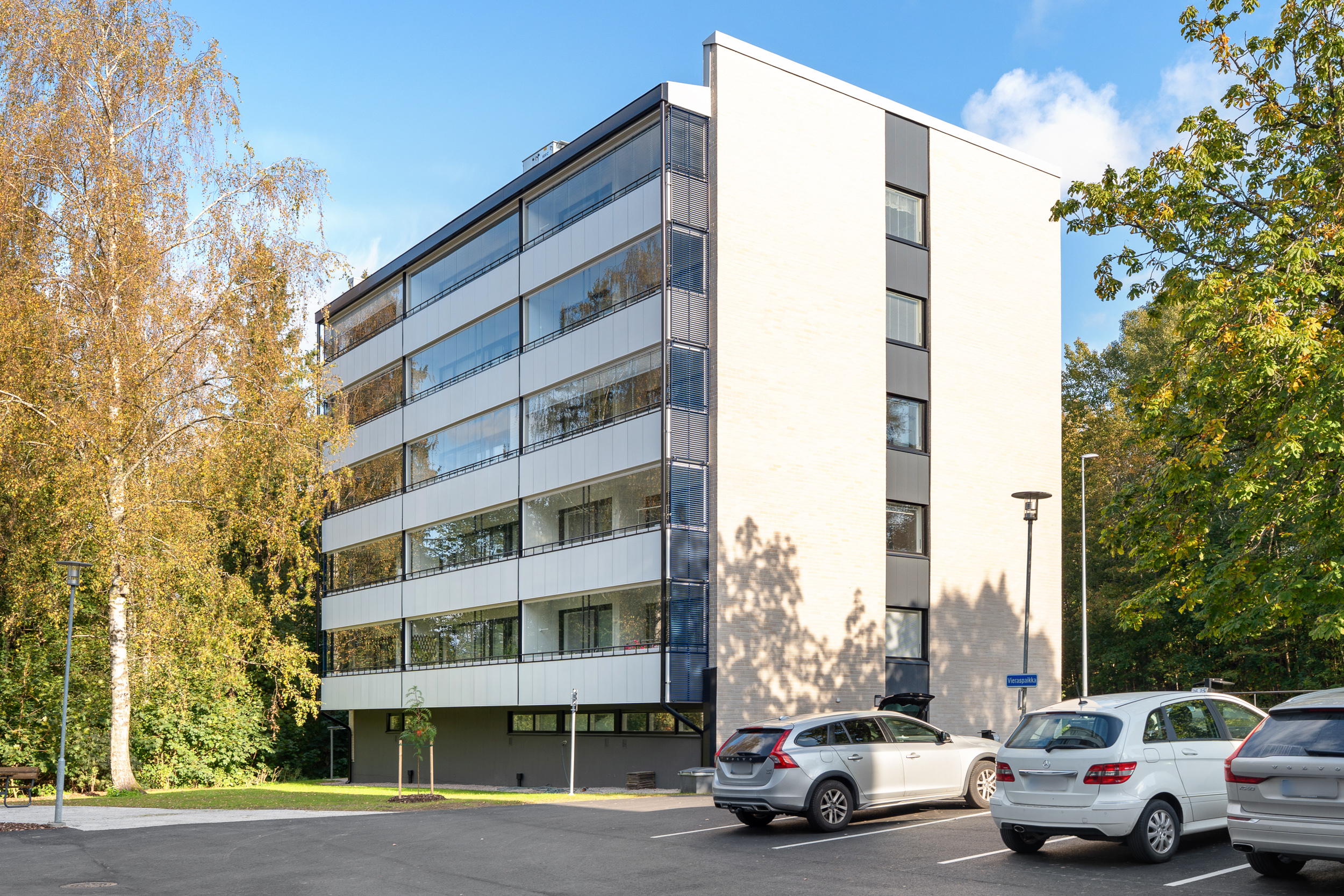 D-talo Lippajärven puolelta katsottuna