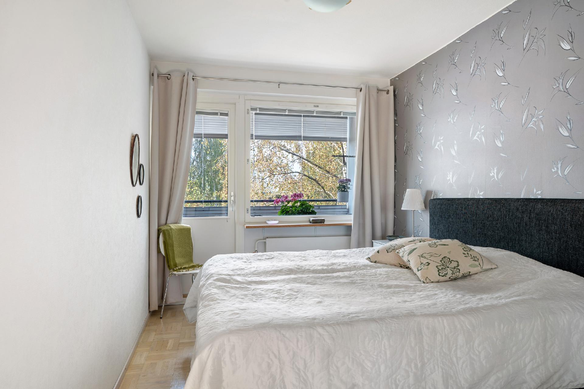 Makuuhuone (parvekkeen viereinen)