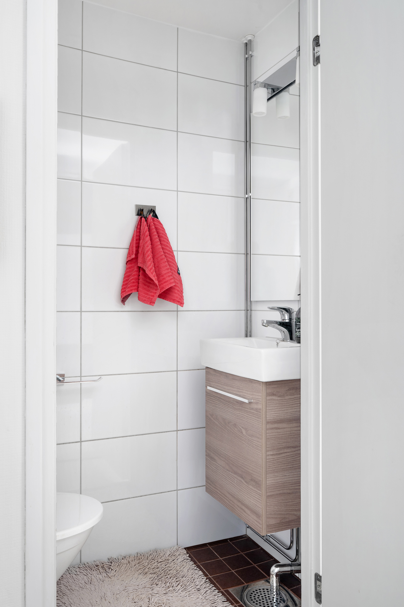 Erillinen wc (käynti eteishallista)