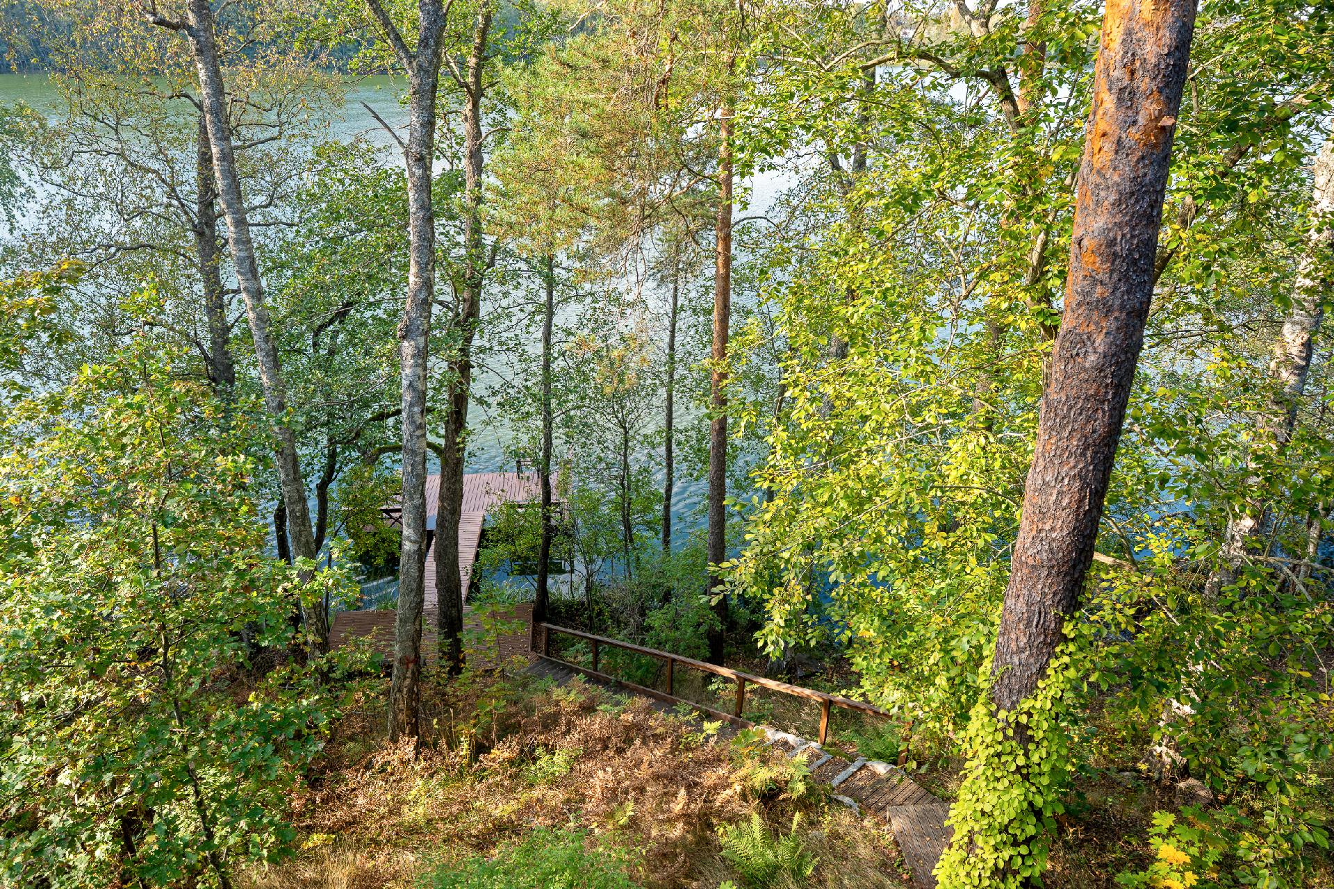 Näkymä alas rantaan "Pilvilinnan terassilta"