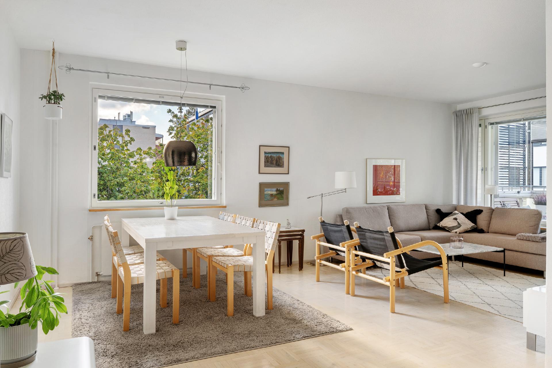 Valoisa ja tilava ruokailutila ja olohuone