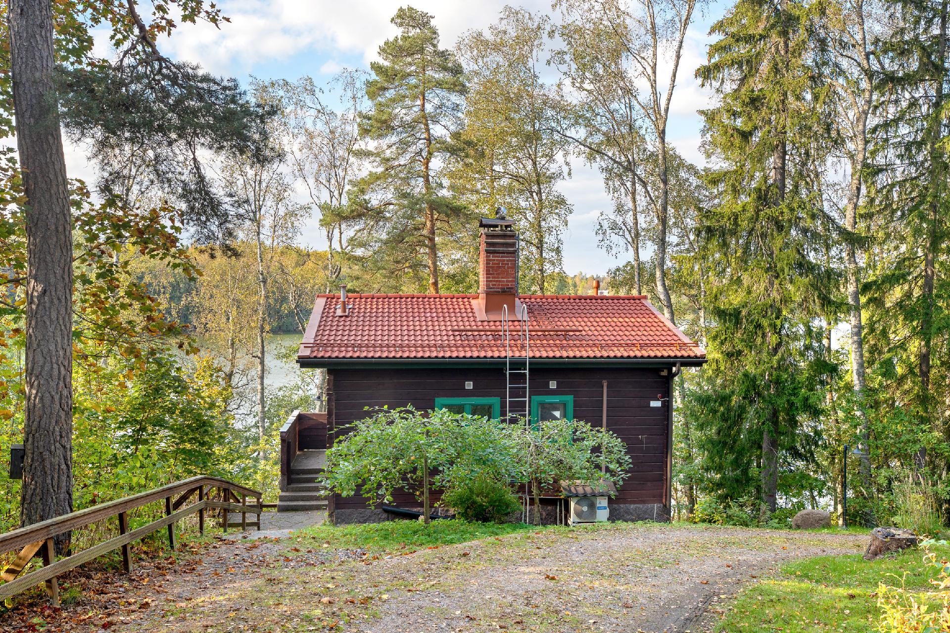 Taloyhtiön rantatalo "Pilvilinna"