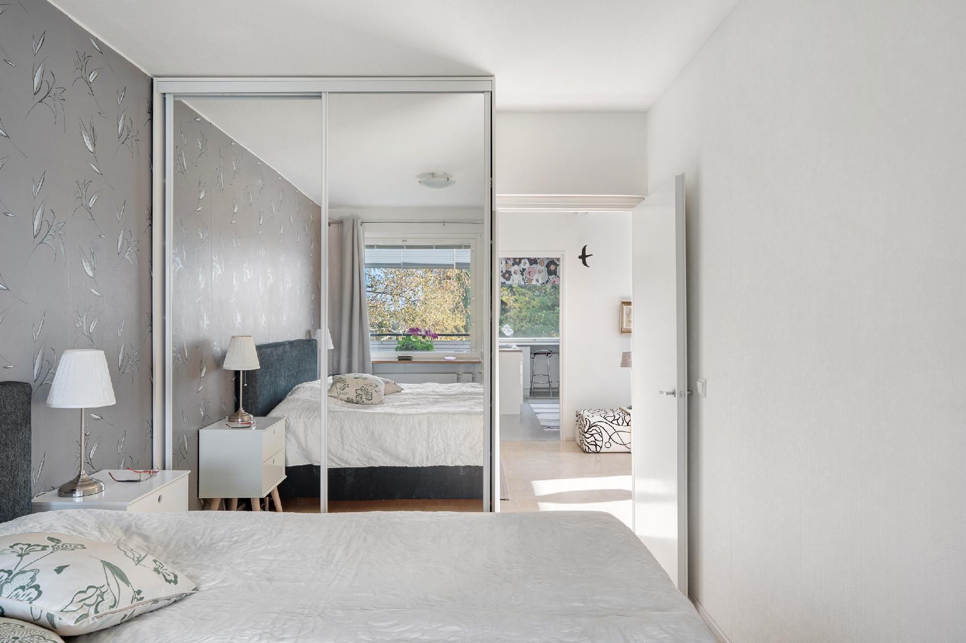 Makuuhuone (parvekkeen viereinen)