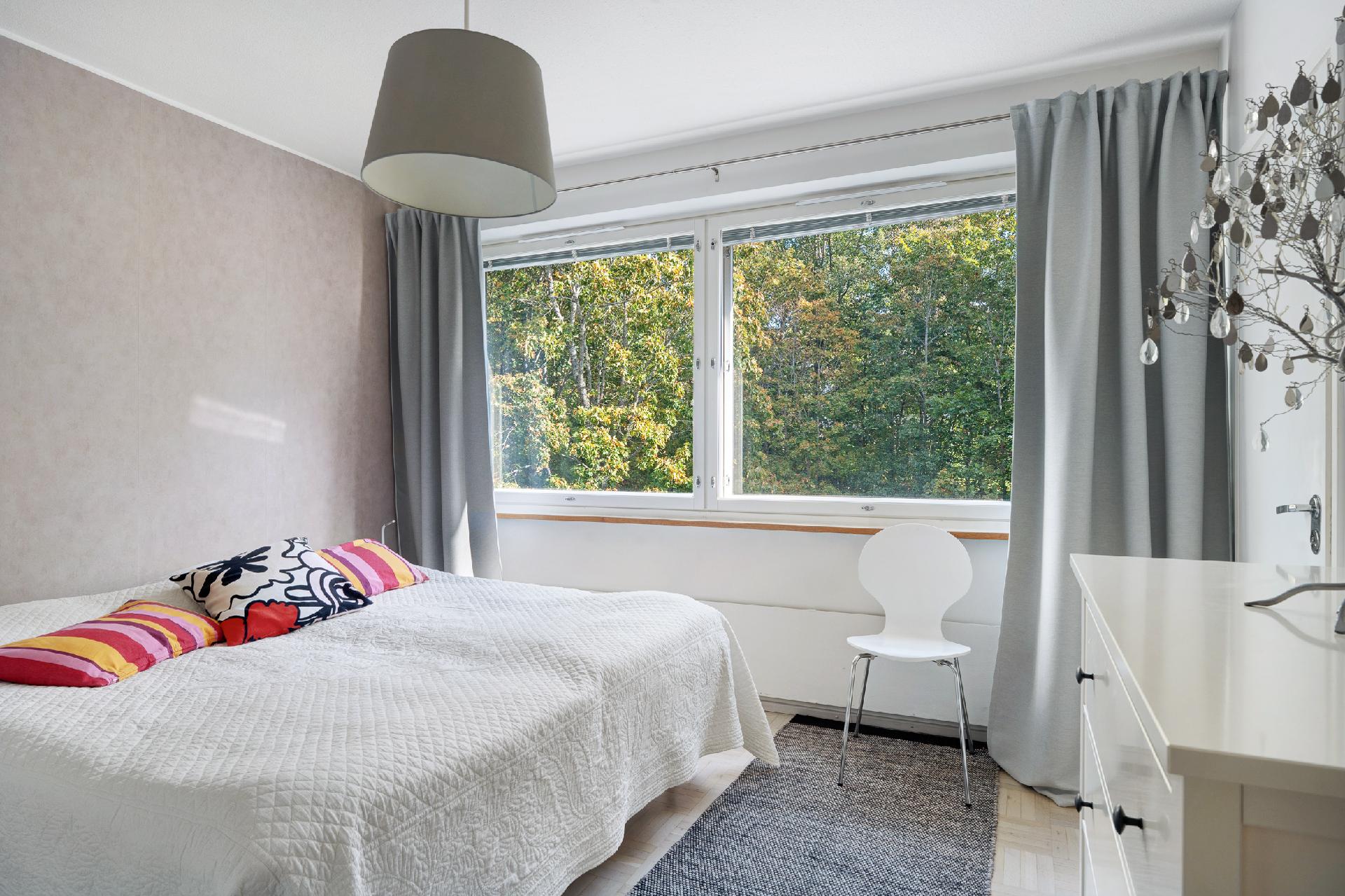 Makuuhuone (eteisen viereinen, omalla WC:lla)