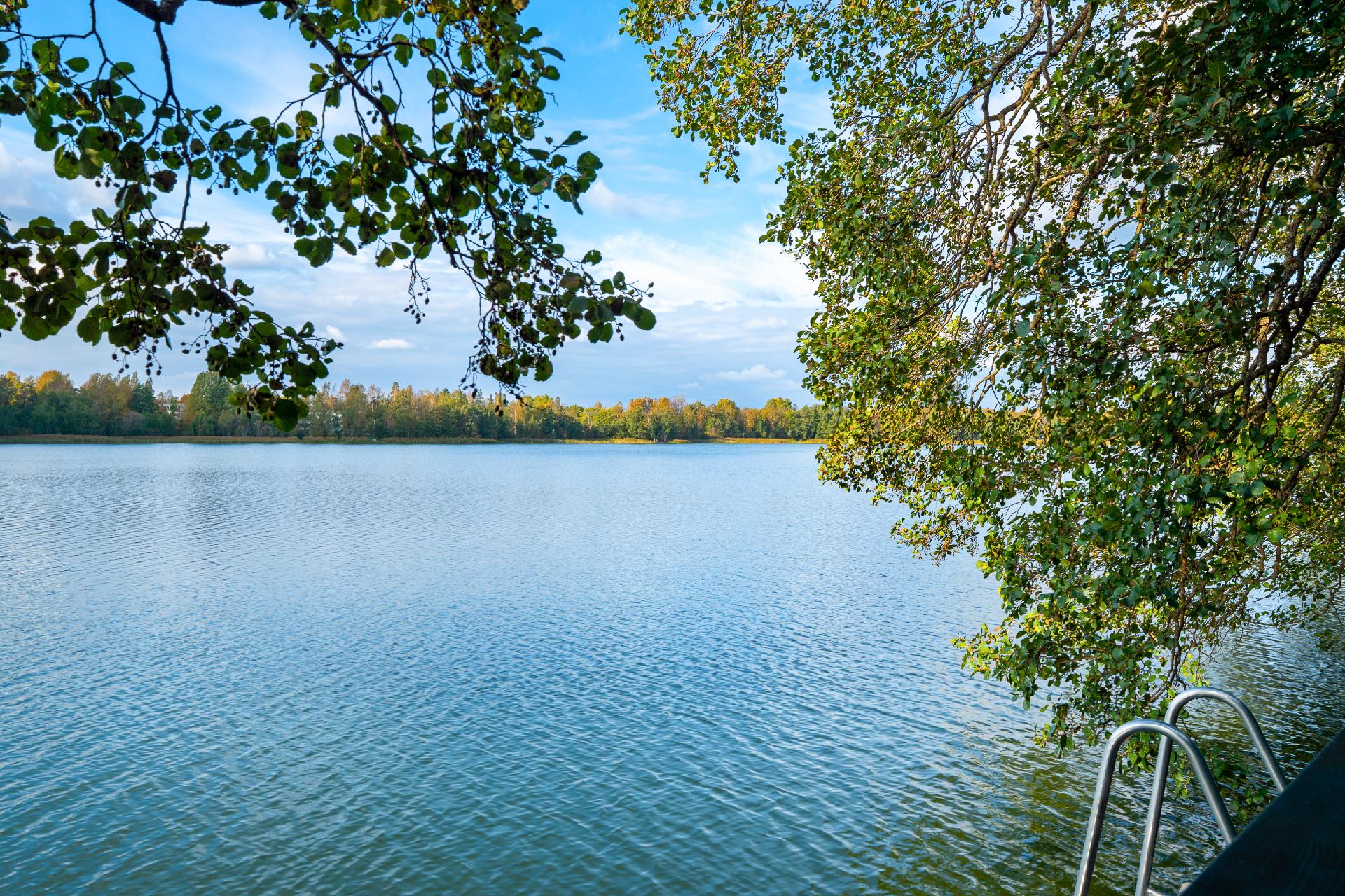 Näkymä Lippajärvelle taloyhtiön rantasaunan terassilta