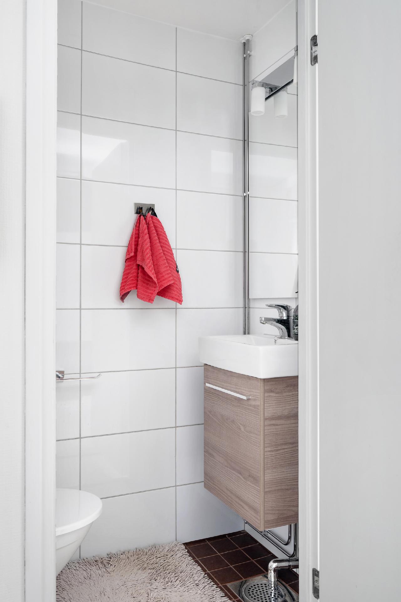 Erillinen wc (käynti eteishallista)