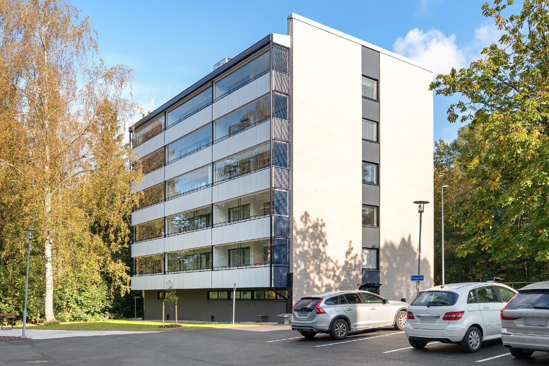 D-talo Lippajärven puolelta katsottuna