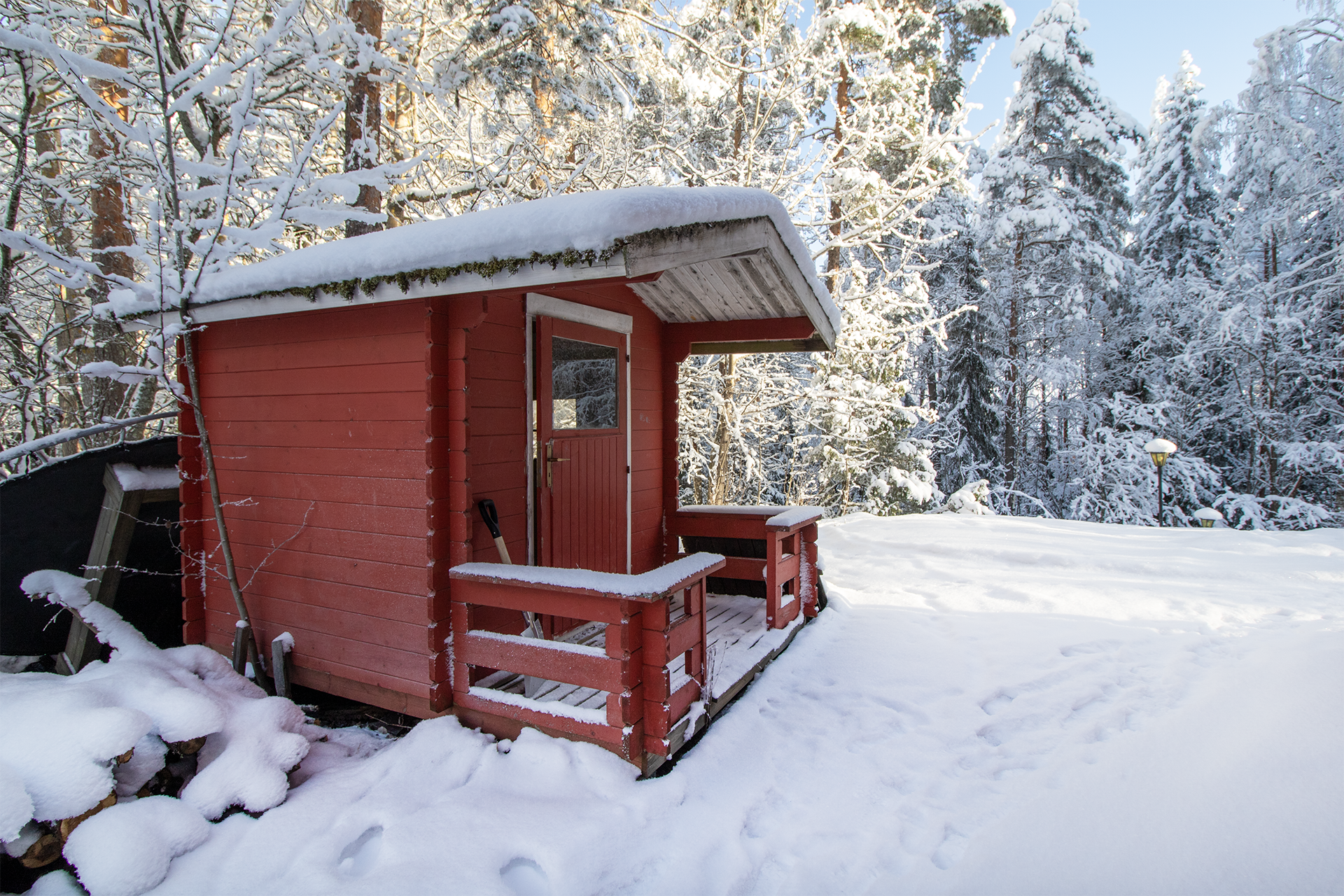 pihassa leikkimökki